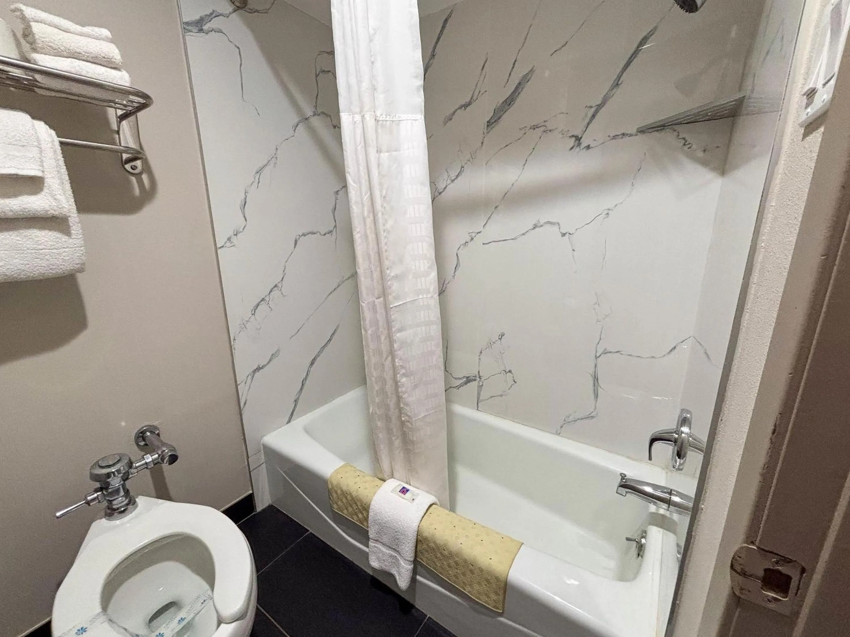 Bathroom in Studio 6 Suites Mesquite, TX – Gross Rd.