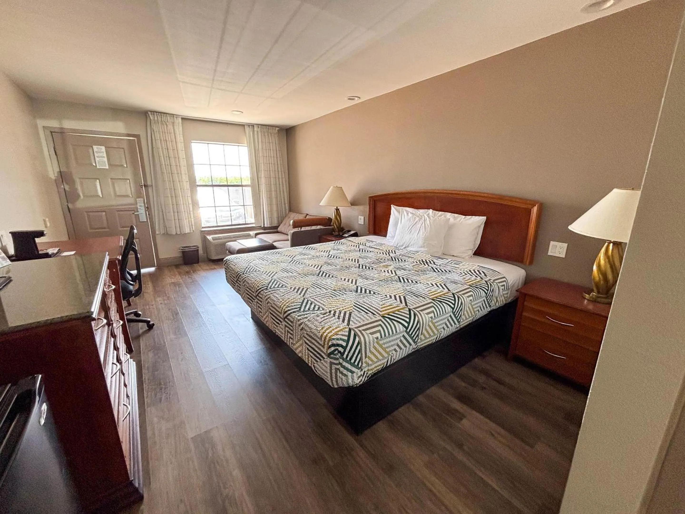 Photo of the whole room, Bed in Studio 6 Suites Mesquite, TX – Gross Rd.