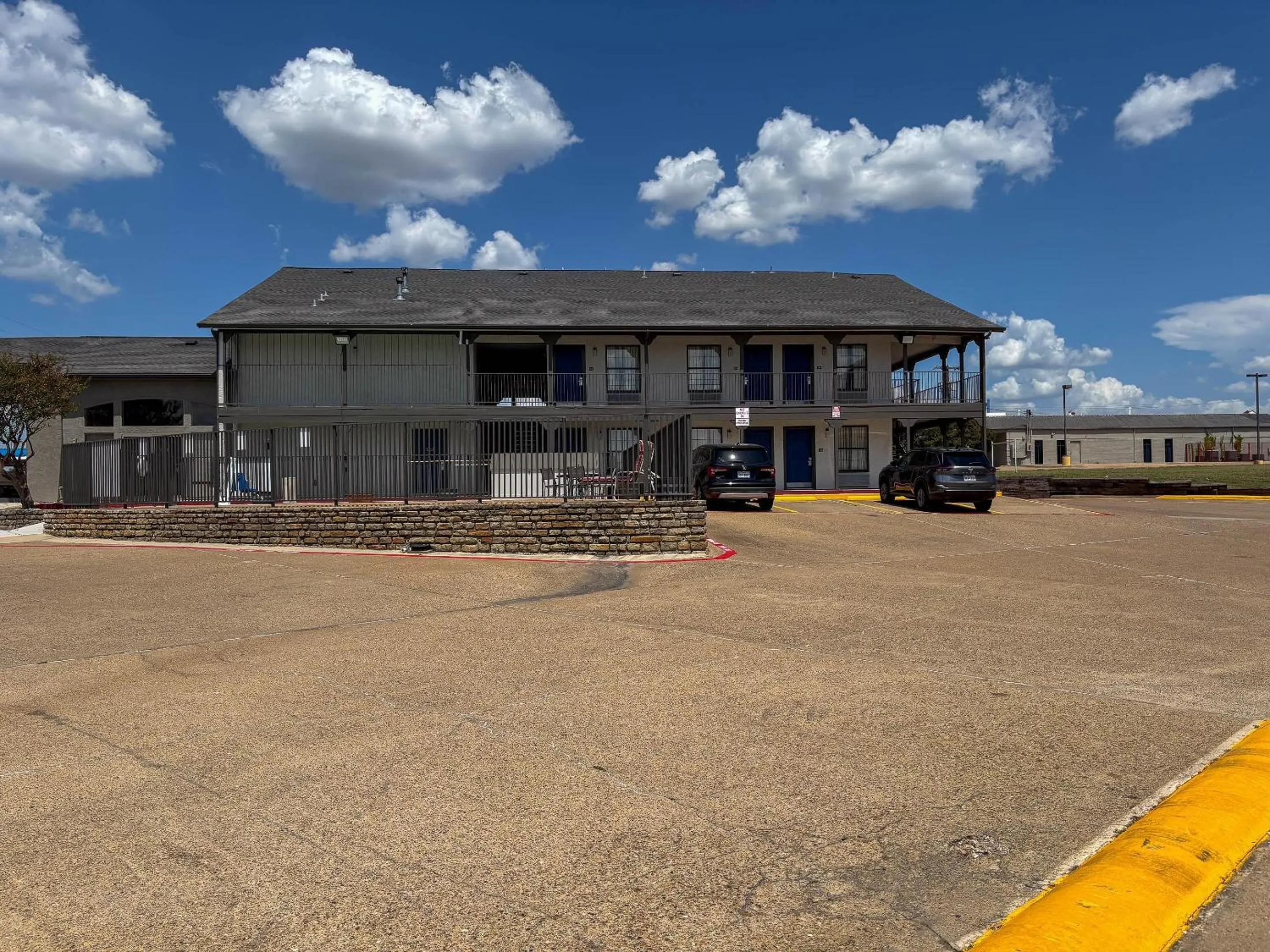 Property building in Studio 6 Suites Mesquite, TX – Gross Rd.