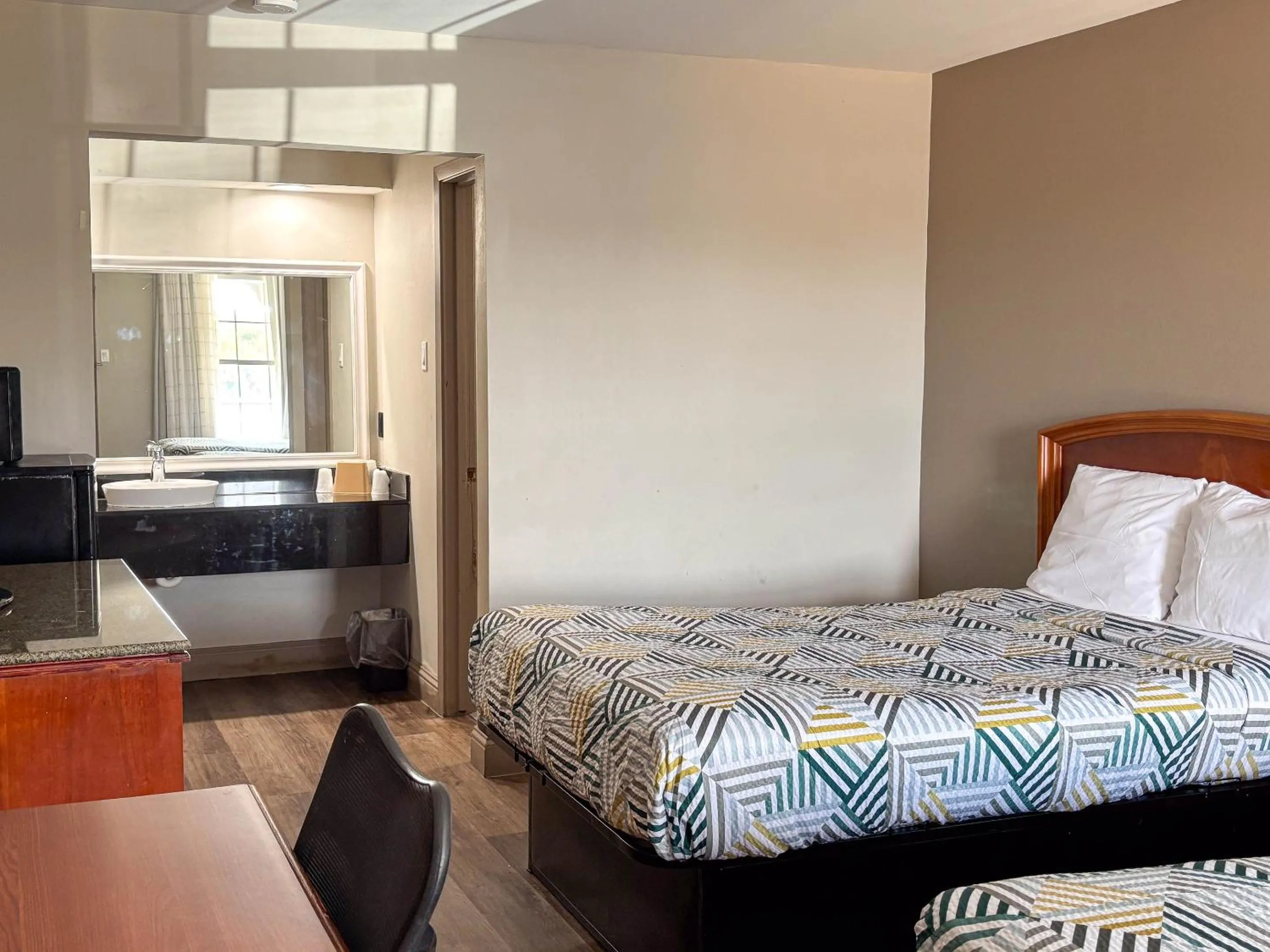 Bed in Studio 6 Suites Mesquite, TX – Gross Rd.