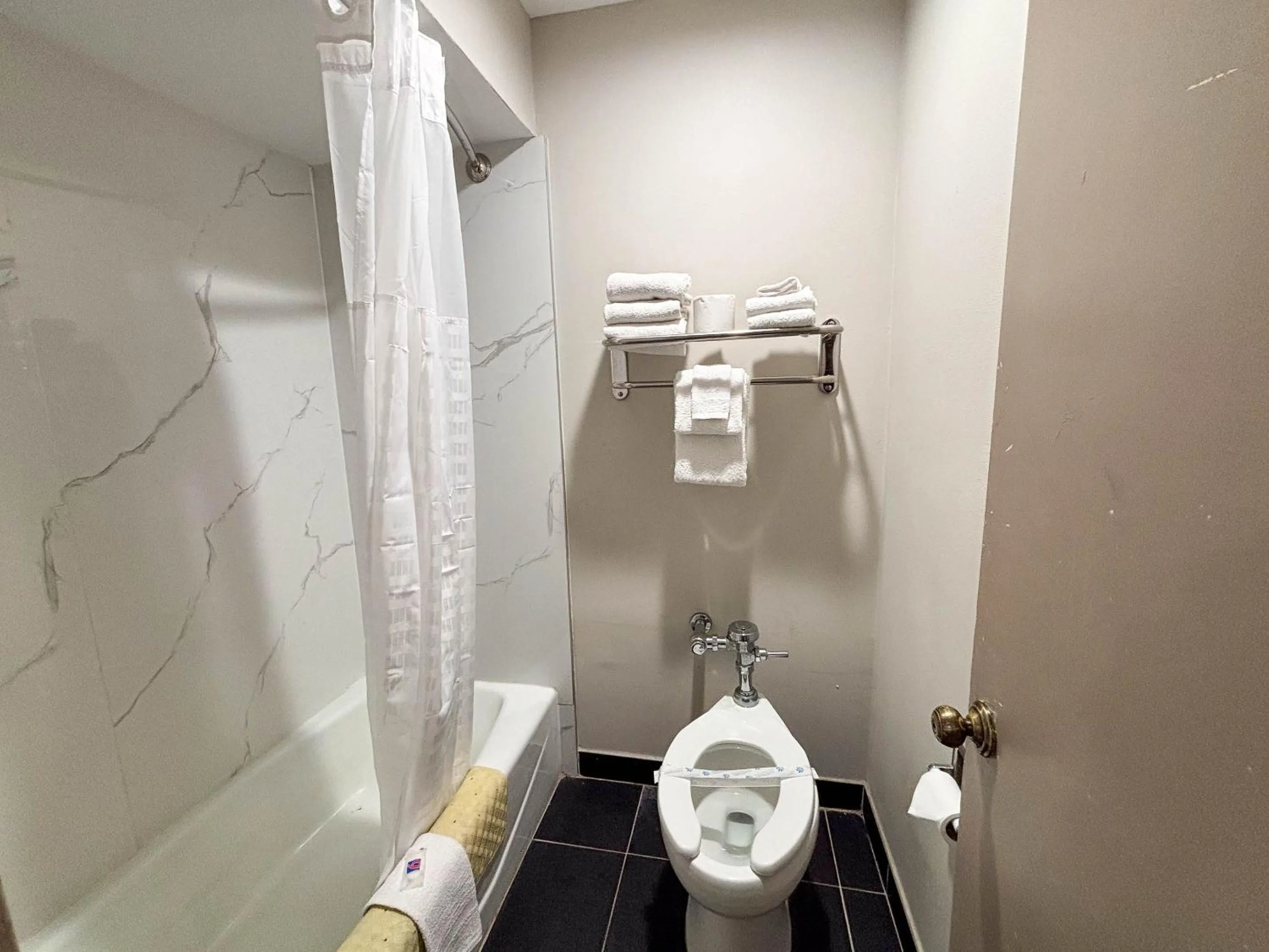 Bathroom in Studio 6 Suites Mesquite, TX – Gross Rd.