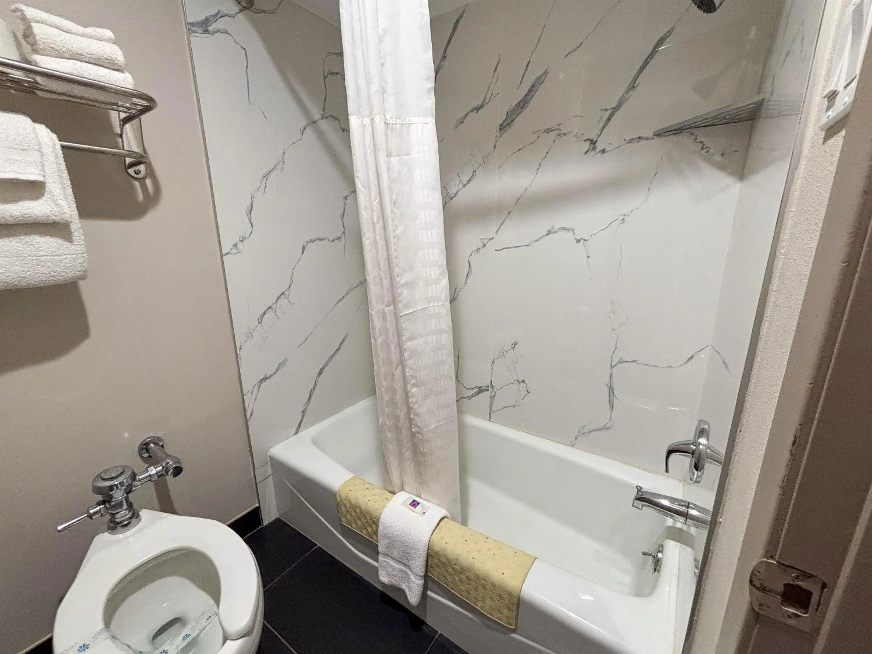 Bathroom in Studio 6 Suites Mesquite, TX – Gross Rd.