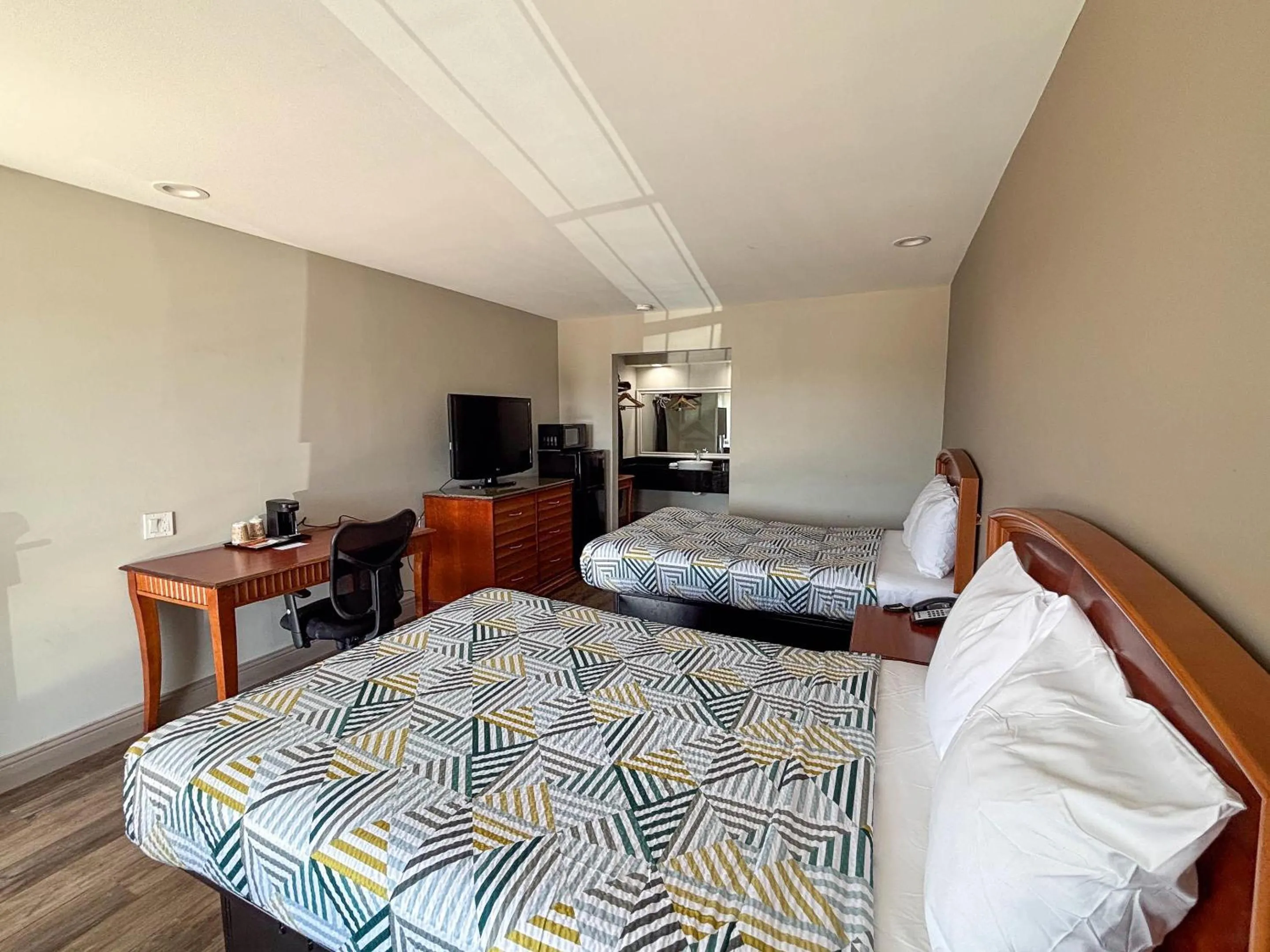 Photo of the whole room, Bed in Studio 6 Suites Mesquite, TX – Gross Rd.