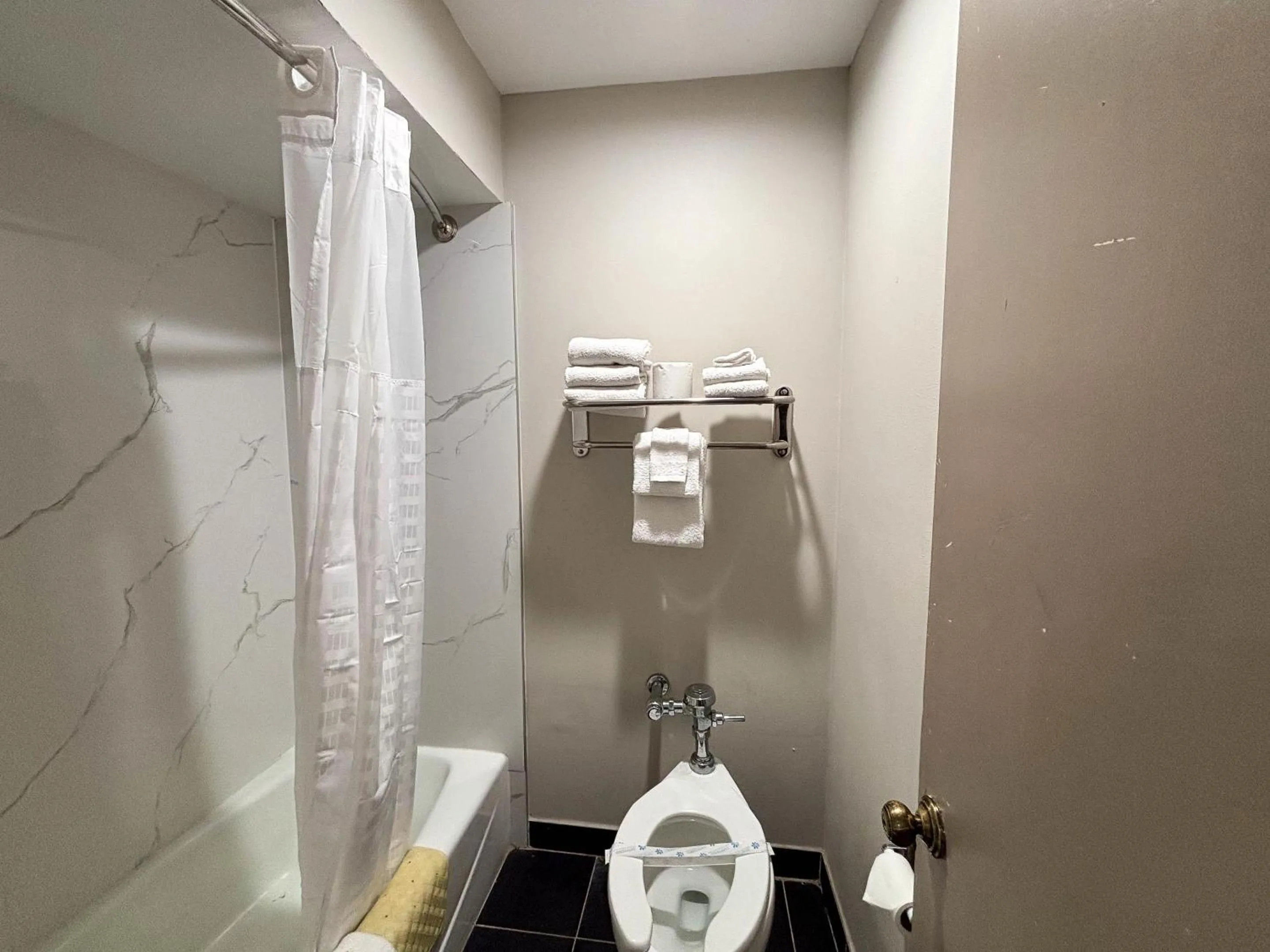 Bathroom in Studio 6 Suites Mesquite, TX – Gross Rd.