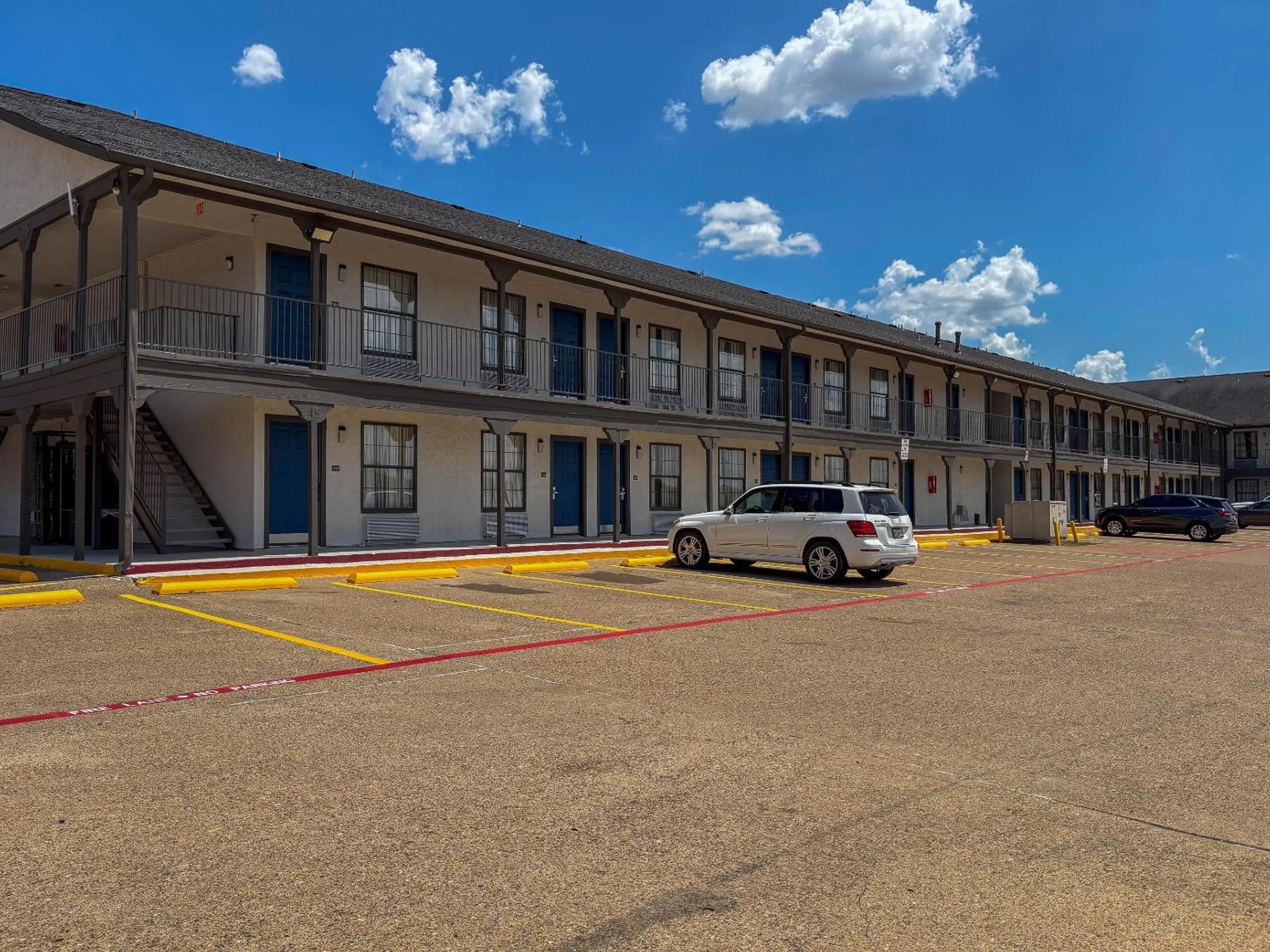 Property building in Studio 6 Suites Mesquite, TX – Gross Rd.