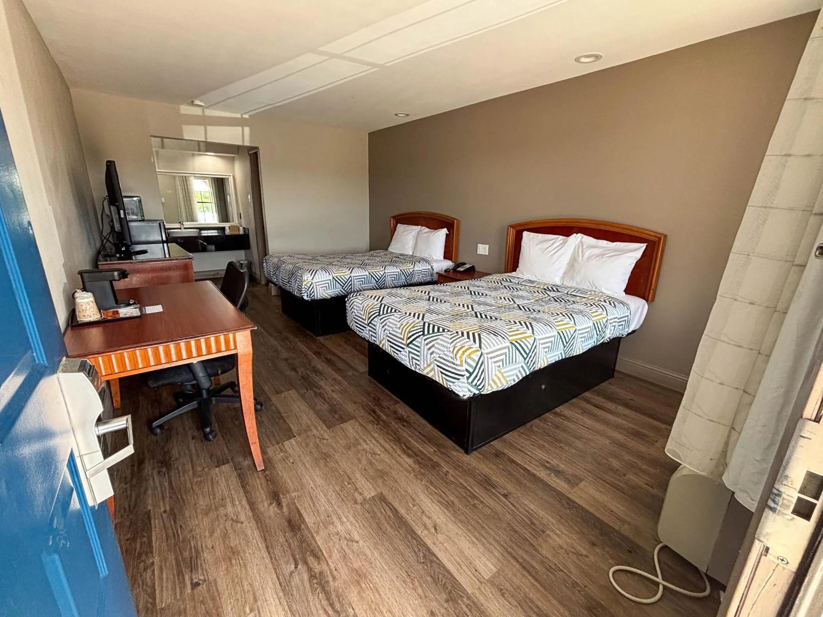 Photo of the whole room, Bed in Studio 6 Suites Mesquite, TX – Gross Rd.