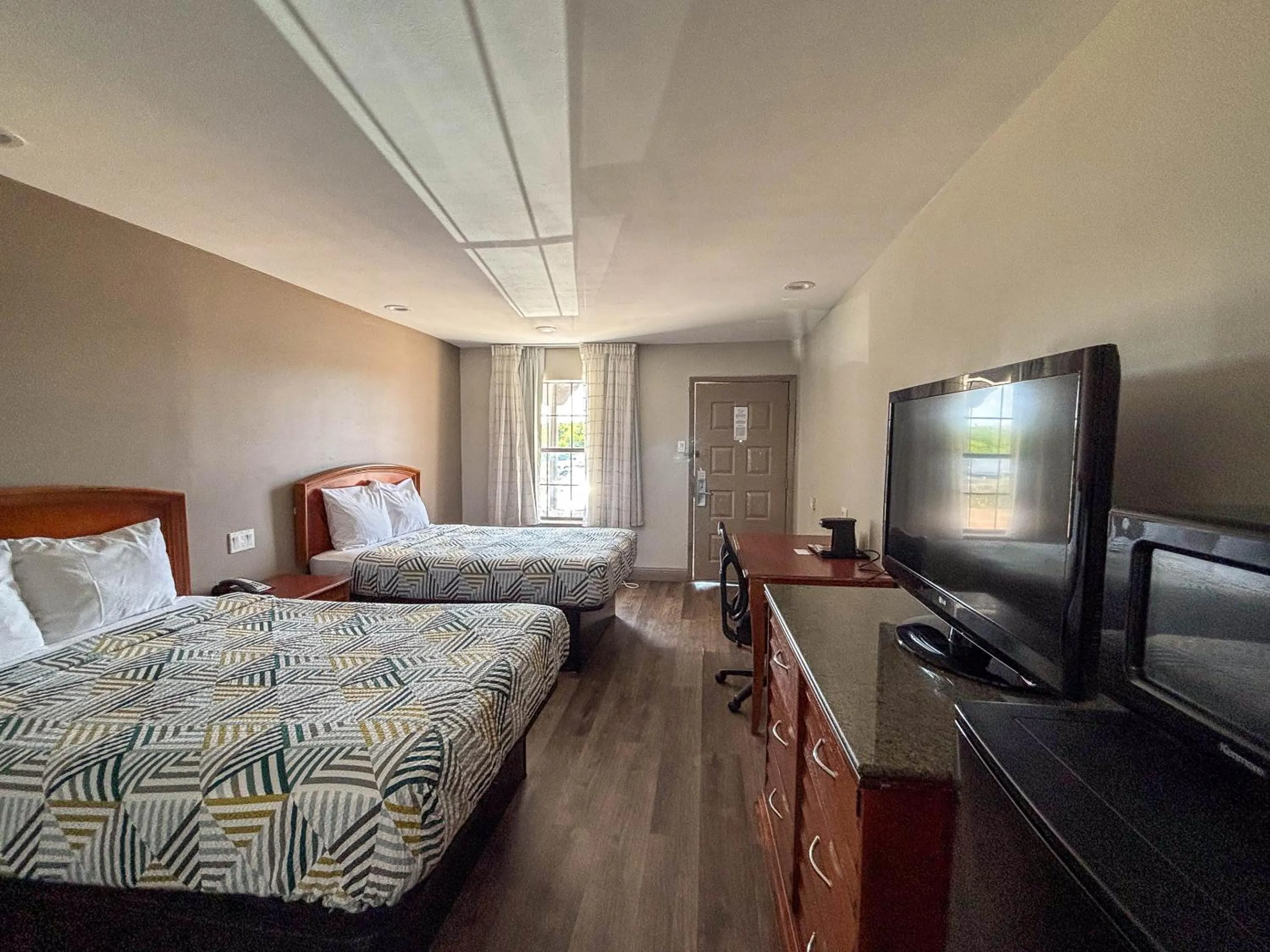 Bed in Studio 6 Suites Mesquite, TX – Gross Rd.