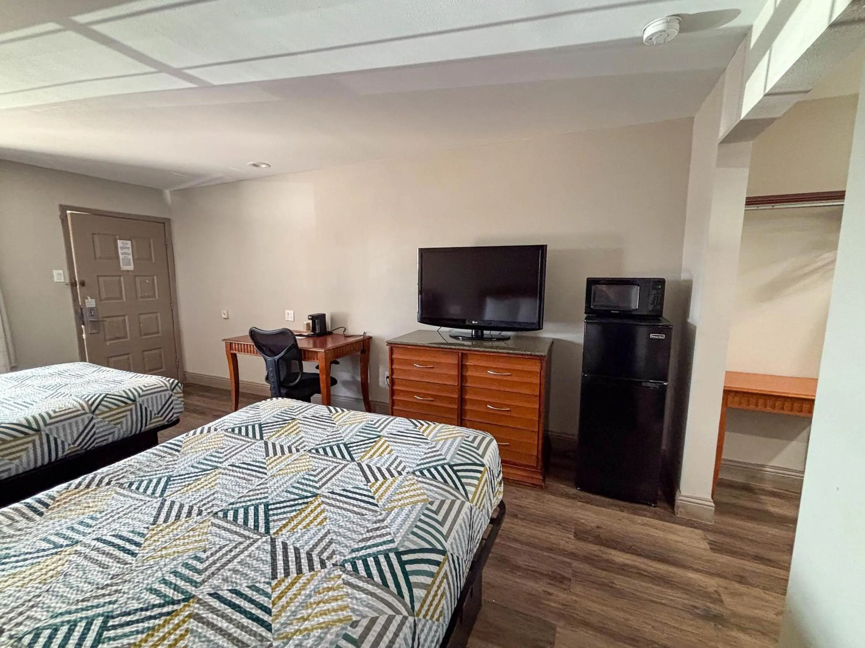 Photo of the whole room, Bed in Studio 6 Suites Mesquite, TX – Gross Rd.