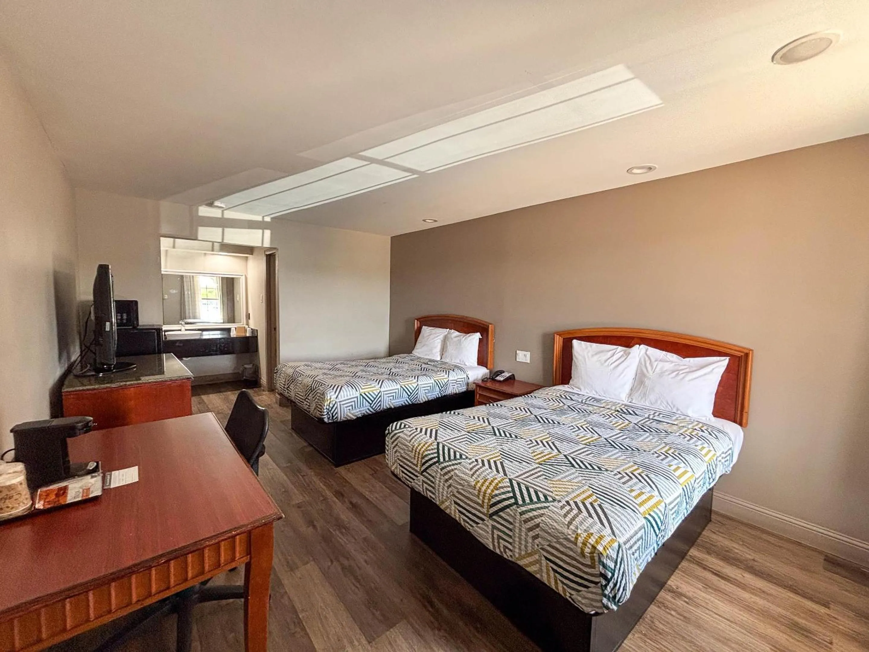 Photo of the whole room, Bed in Studio 6 Suites Mesquite, TX – Gross Rd.