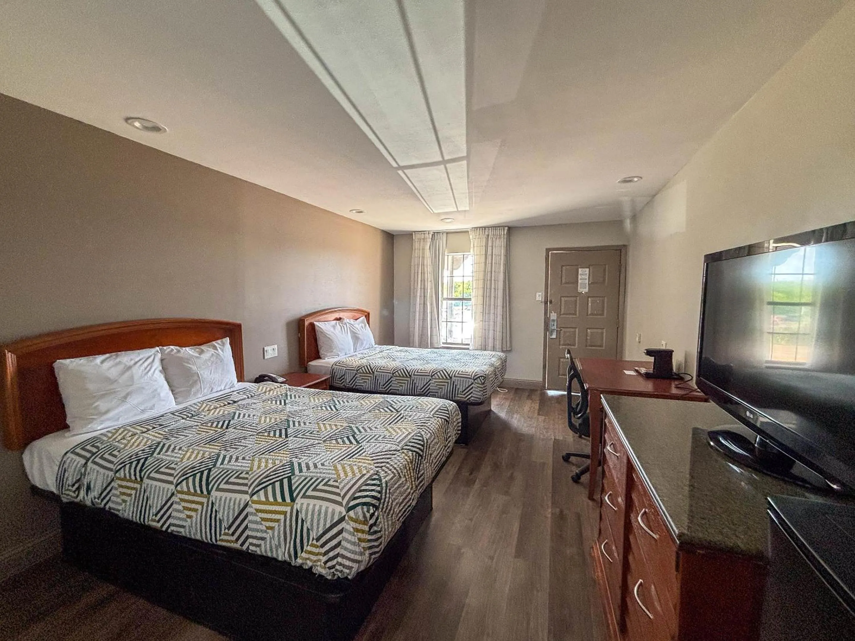 Photo of the whole room, Bed in Studio 6 Suites Mesquite, TX – Gross Rd.