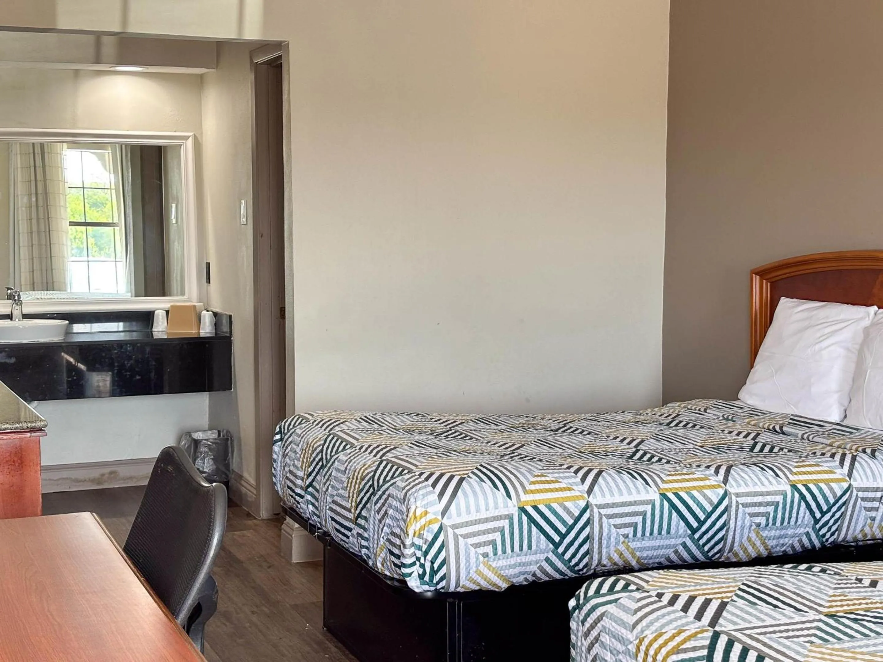 Photo of the whole room, Bed in Studio 6 Suites Mesquite, TX – Gross Rd.