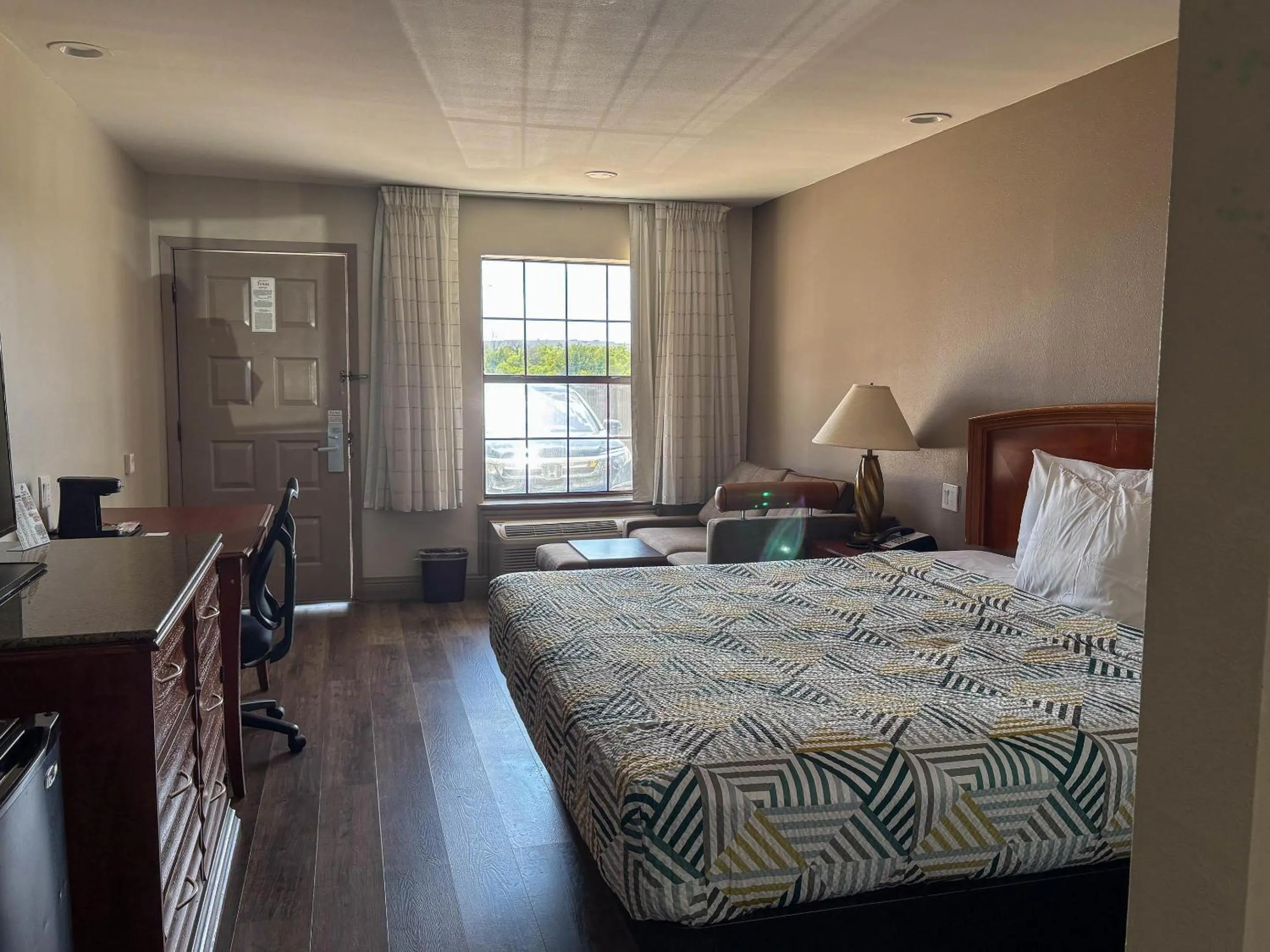 Photo of the whole room, Bed in Studio 6 Suites Mesquite, TX – Gross Rd.