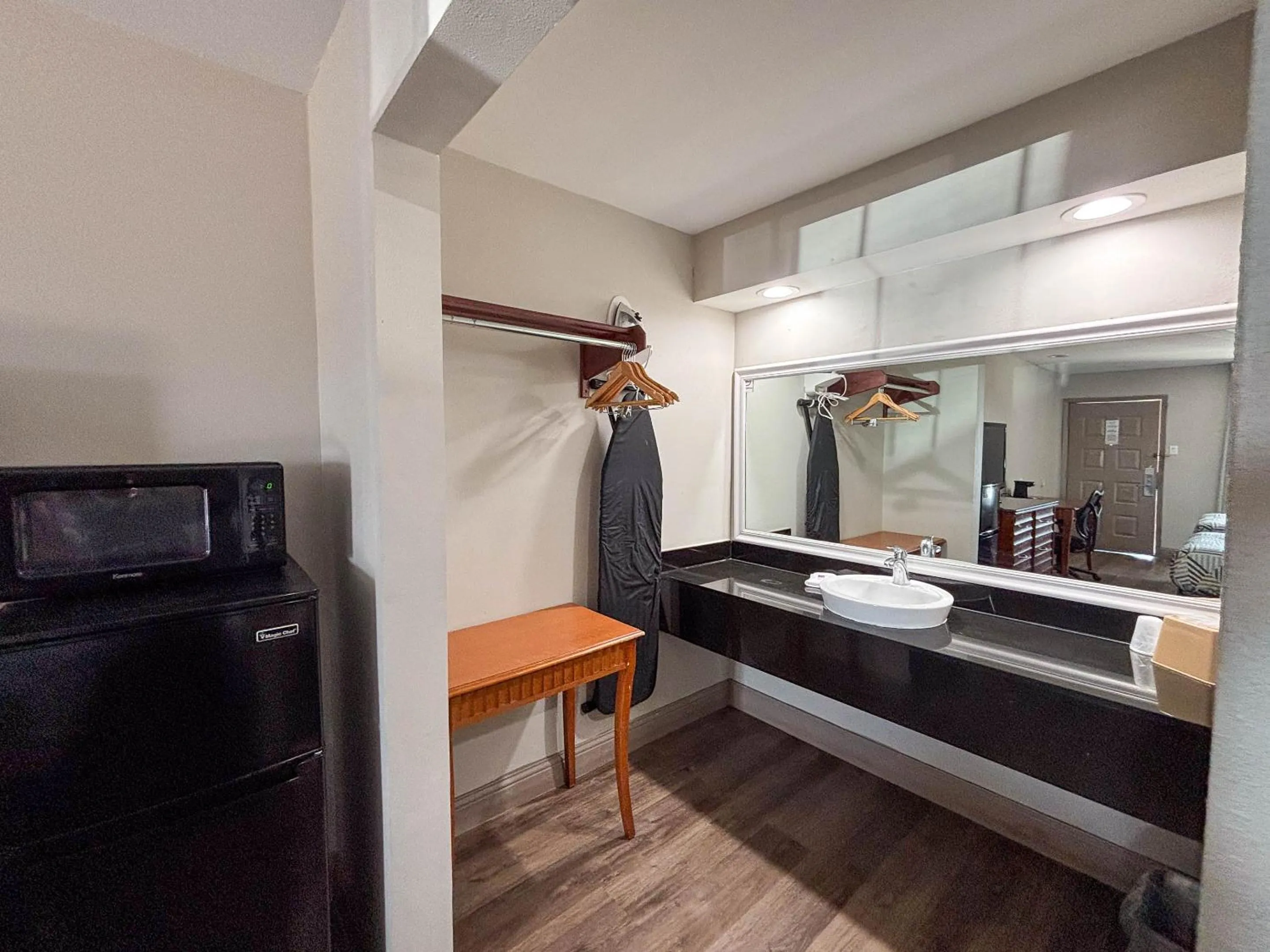 Bathroom in Studio 6 Suites Mesquite, TX – Gross Rd.