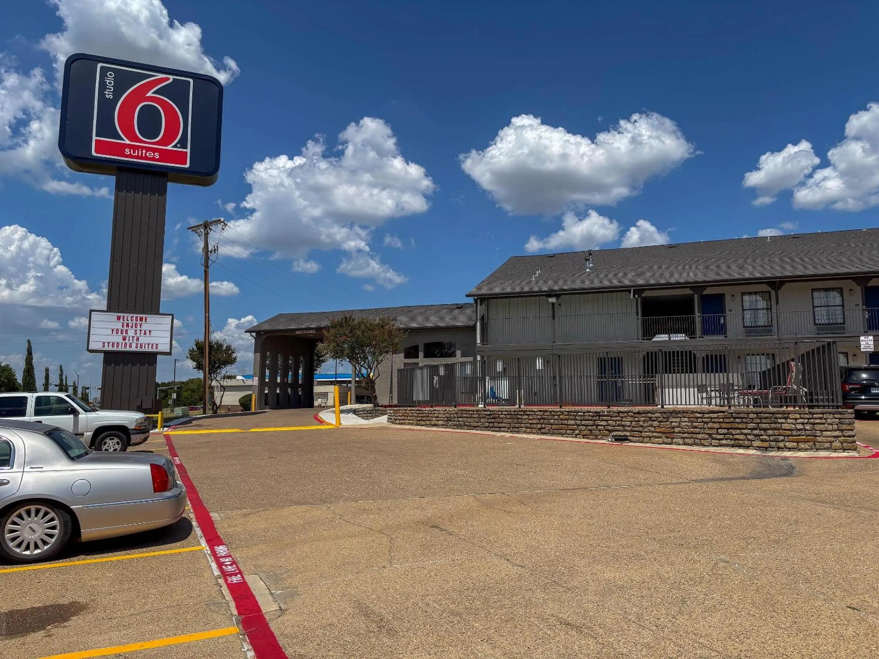 Property building in Studio 6 Suites Mesquite, TX – Gross Rd.