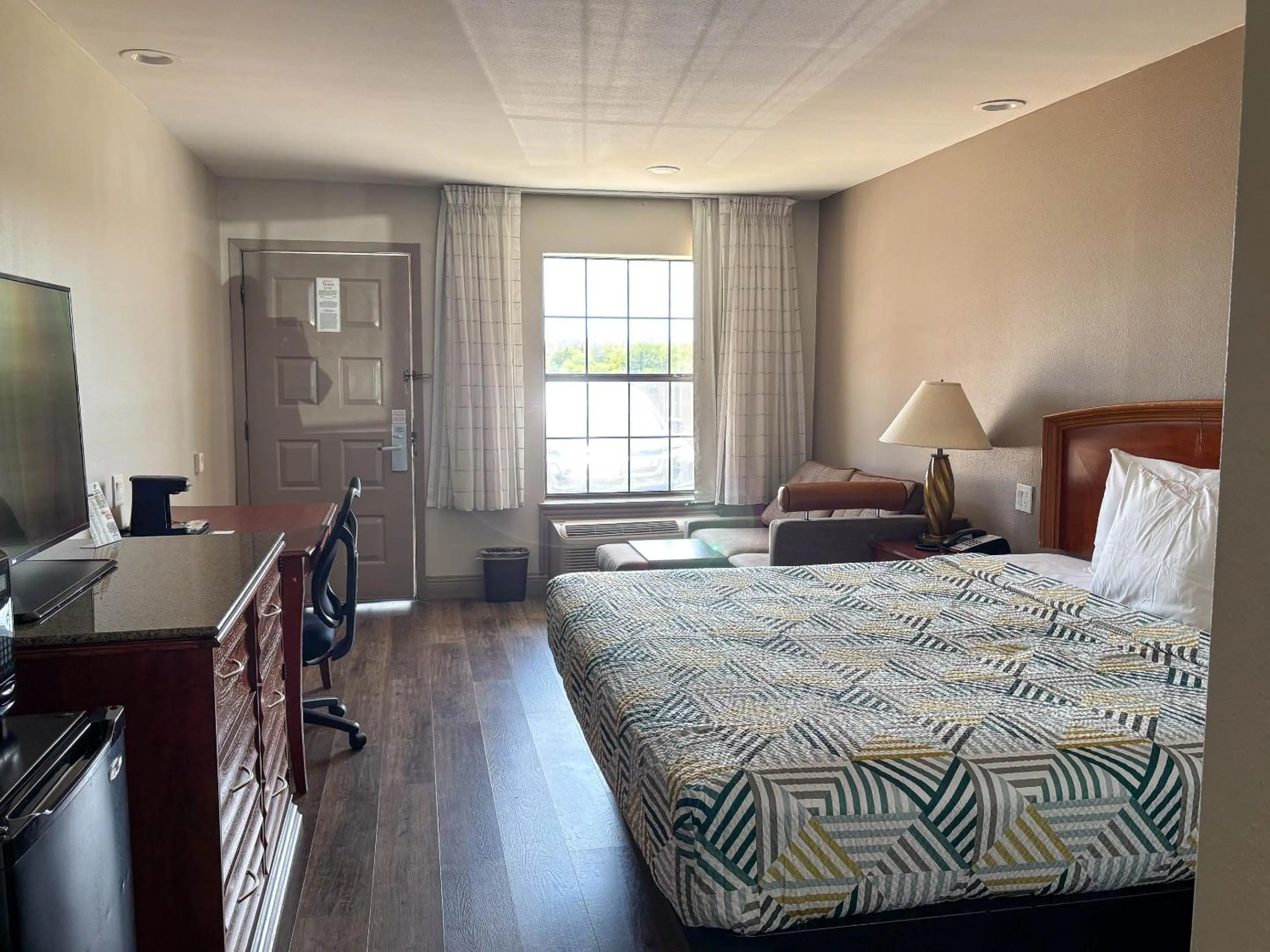 Bed in Studio 6 Suites Mesquite, TX – Gross Rd.