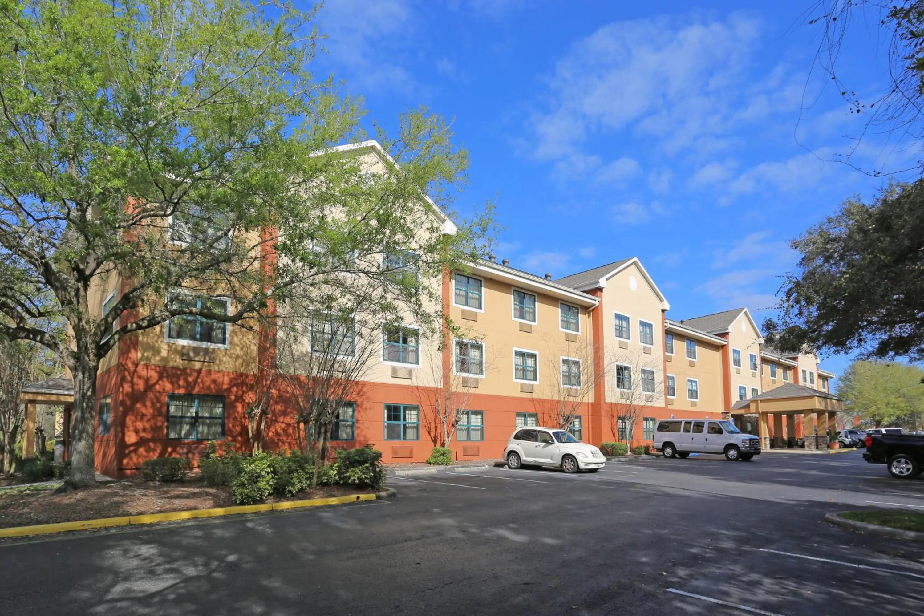 Property building in Extended Stay America Select Suites - Tampa - North - USF - Attractions