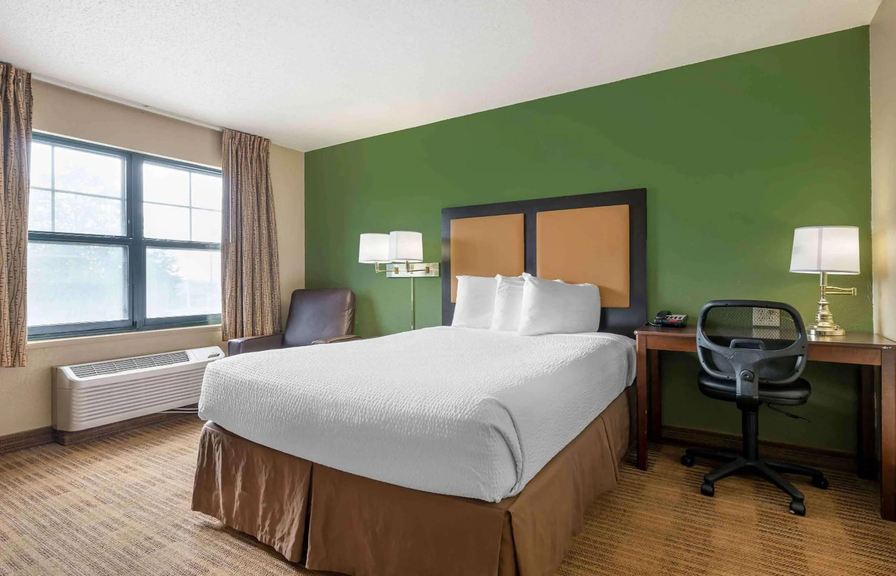 Bedroom, Bed in Extended Stay America Suites - Chicago - Romeoville - Bollingbrook