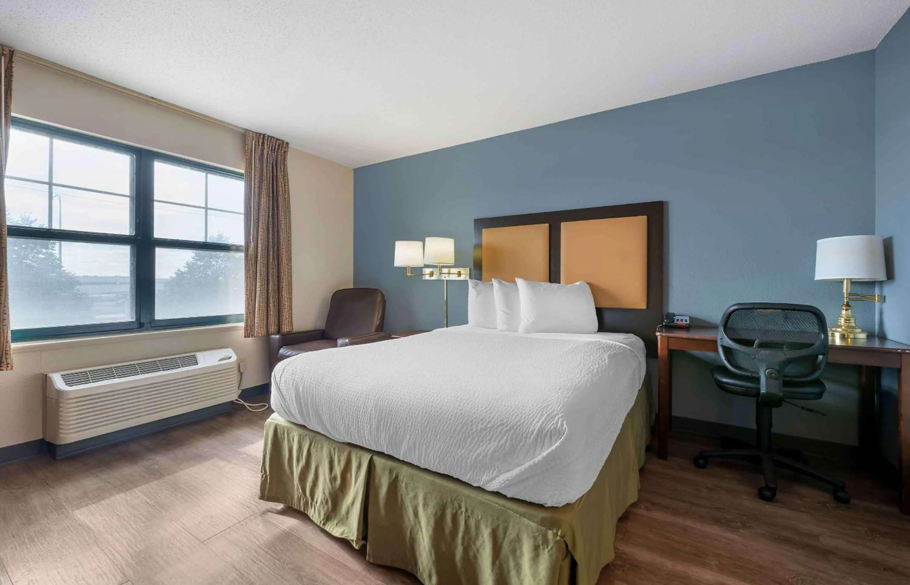 Bedroom, Bed in Extended Stay America Suites - Chicago - Romeoville - Bollingbrook