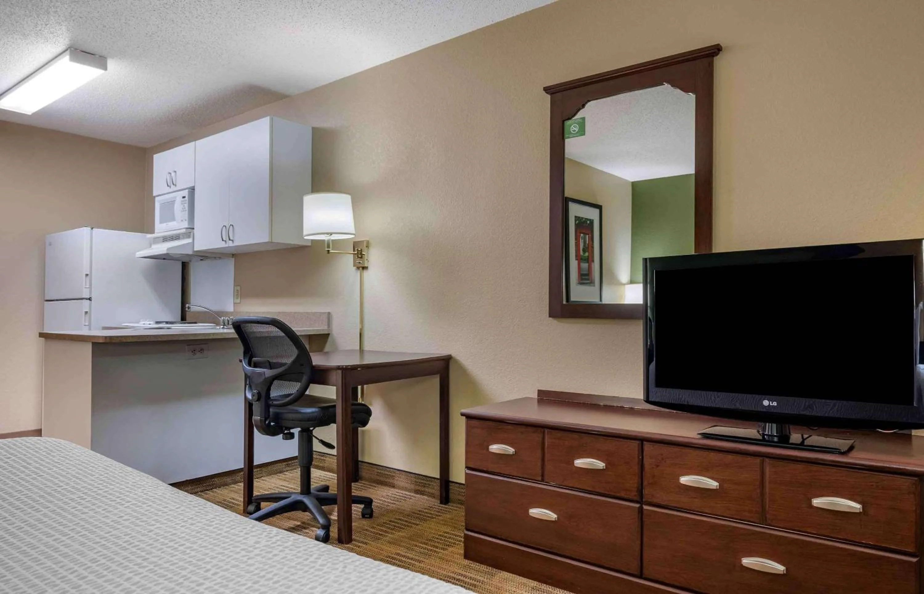 Bedroom, Bed in Extended Stay America Suites - Pittsburgh - West Mifflin