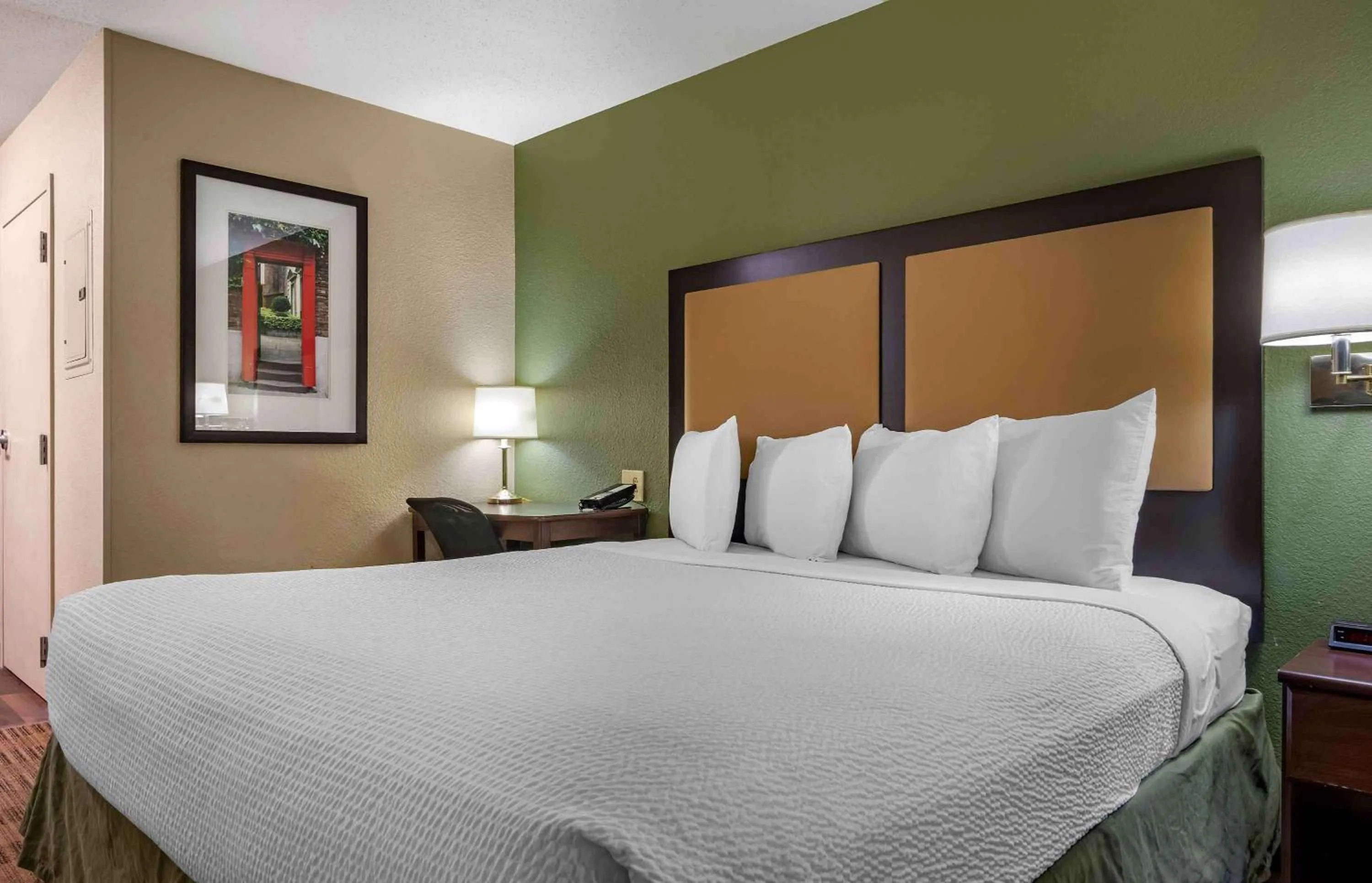 Bedroom, Bed in Extended Stay America Suites - Pittsburgh - West Mifflin