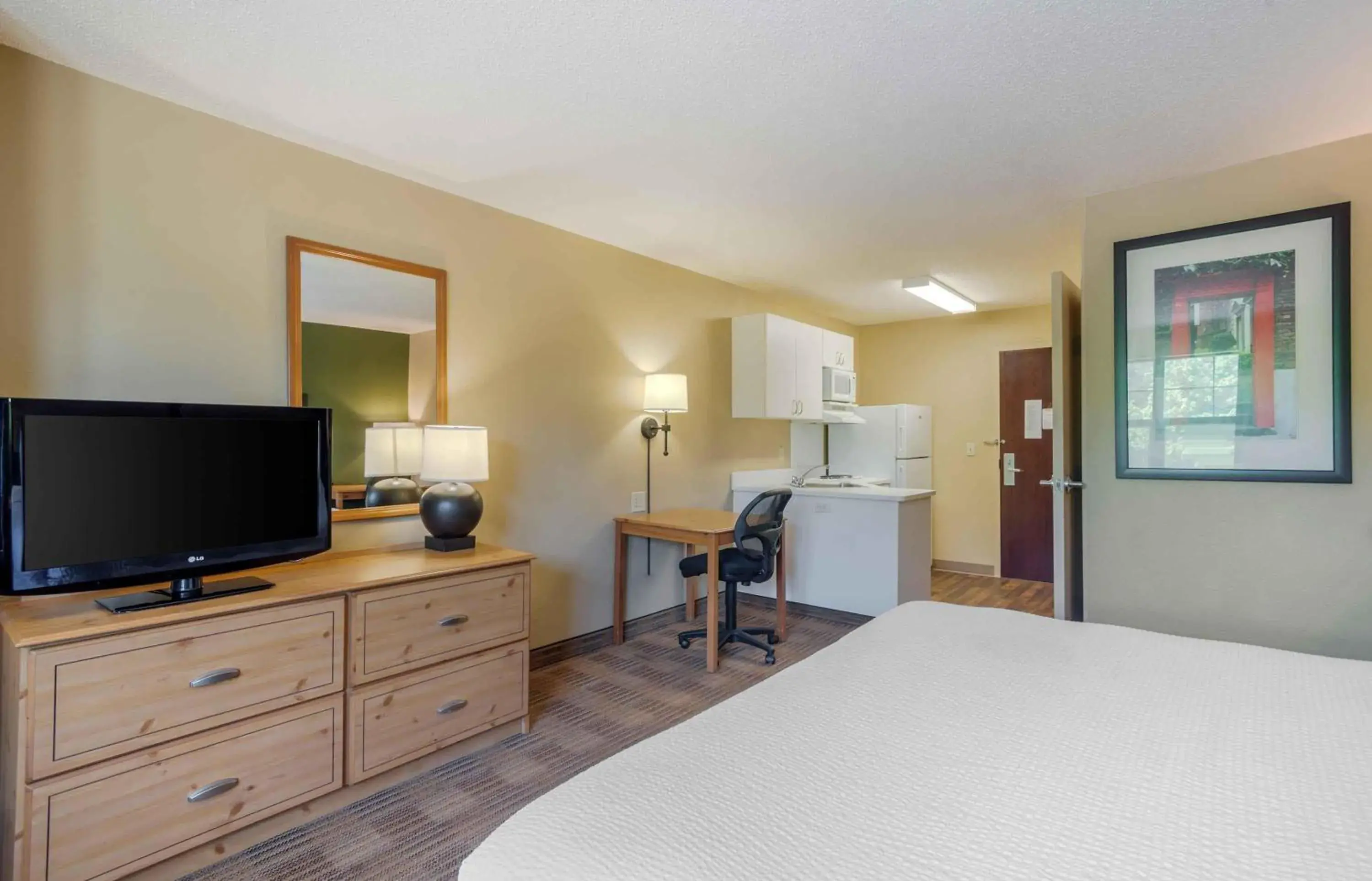 Bedroom, Bed in Extended Stay America Suites - Baltimore - Bel Air - Aberdeen Bedroom, Bed in Extended Stay America Suites - Baltimore - Bel Air - Aberdeen