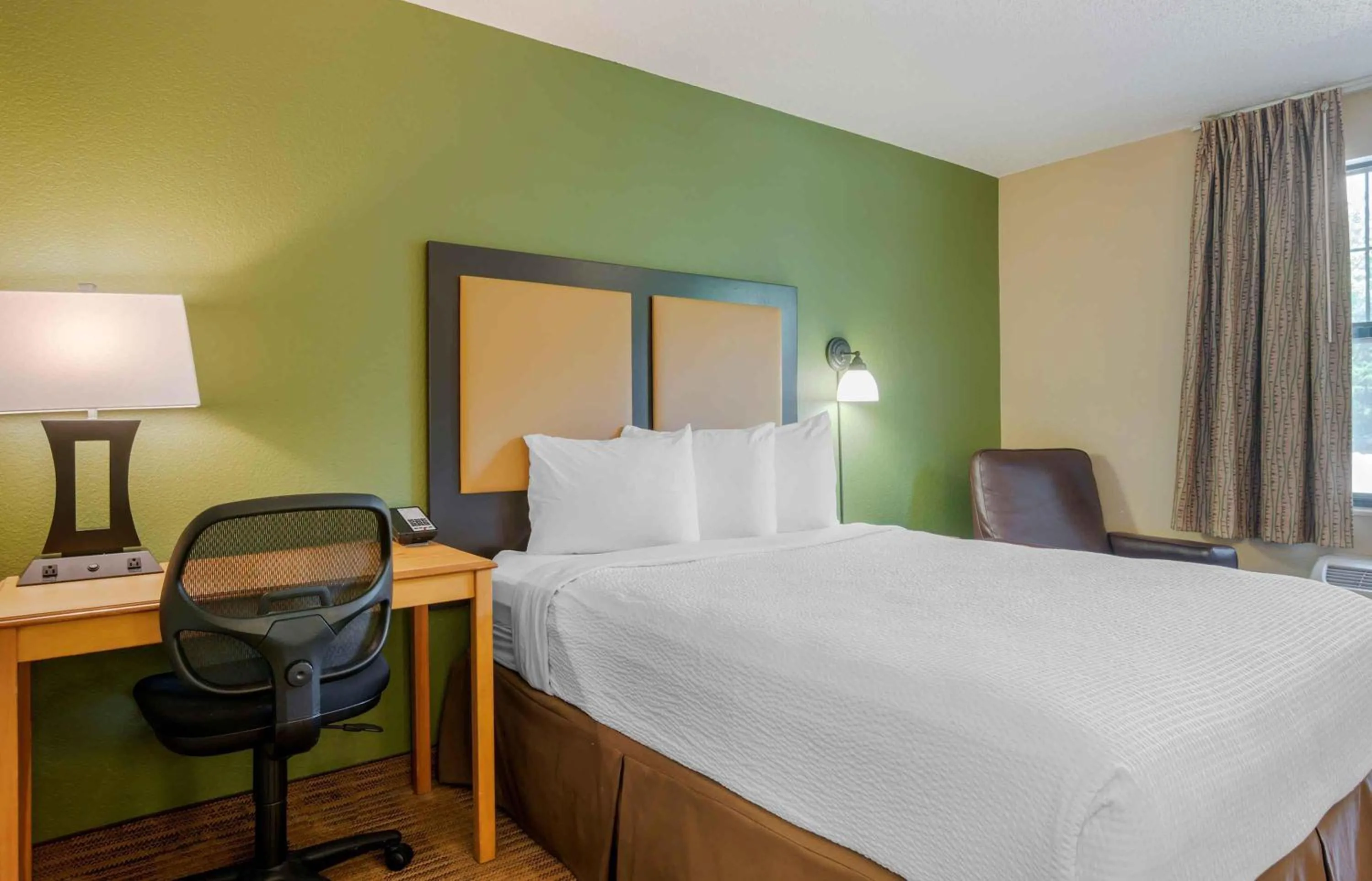 Bedroom, Bed in Extended Stay America Suites - Baltimore - Bel Air - Aberdeen