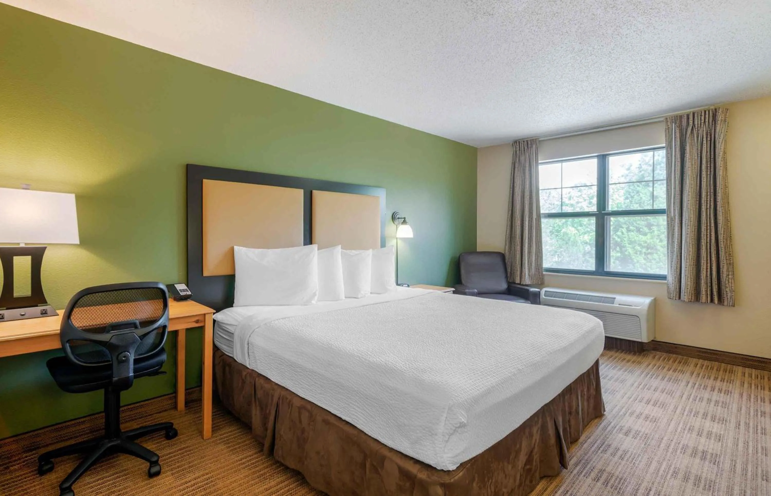 Bedroom, Bed in Extended Stay America Suites - Baltimore - Bel Air - Aberdeen