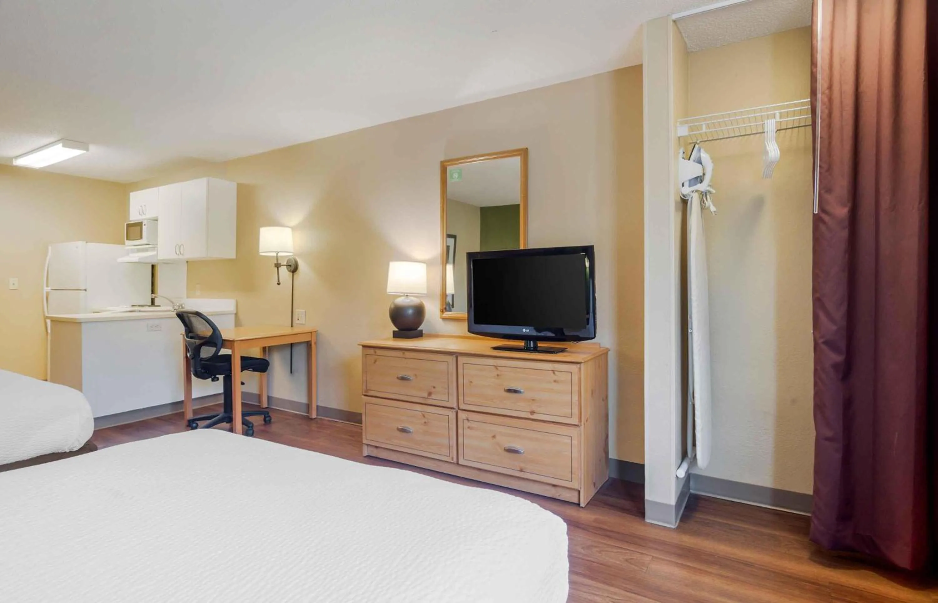 Bedroom, Bed in Extended Stay America Suites - Baltimore - Bel Air - Aberdeen
