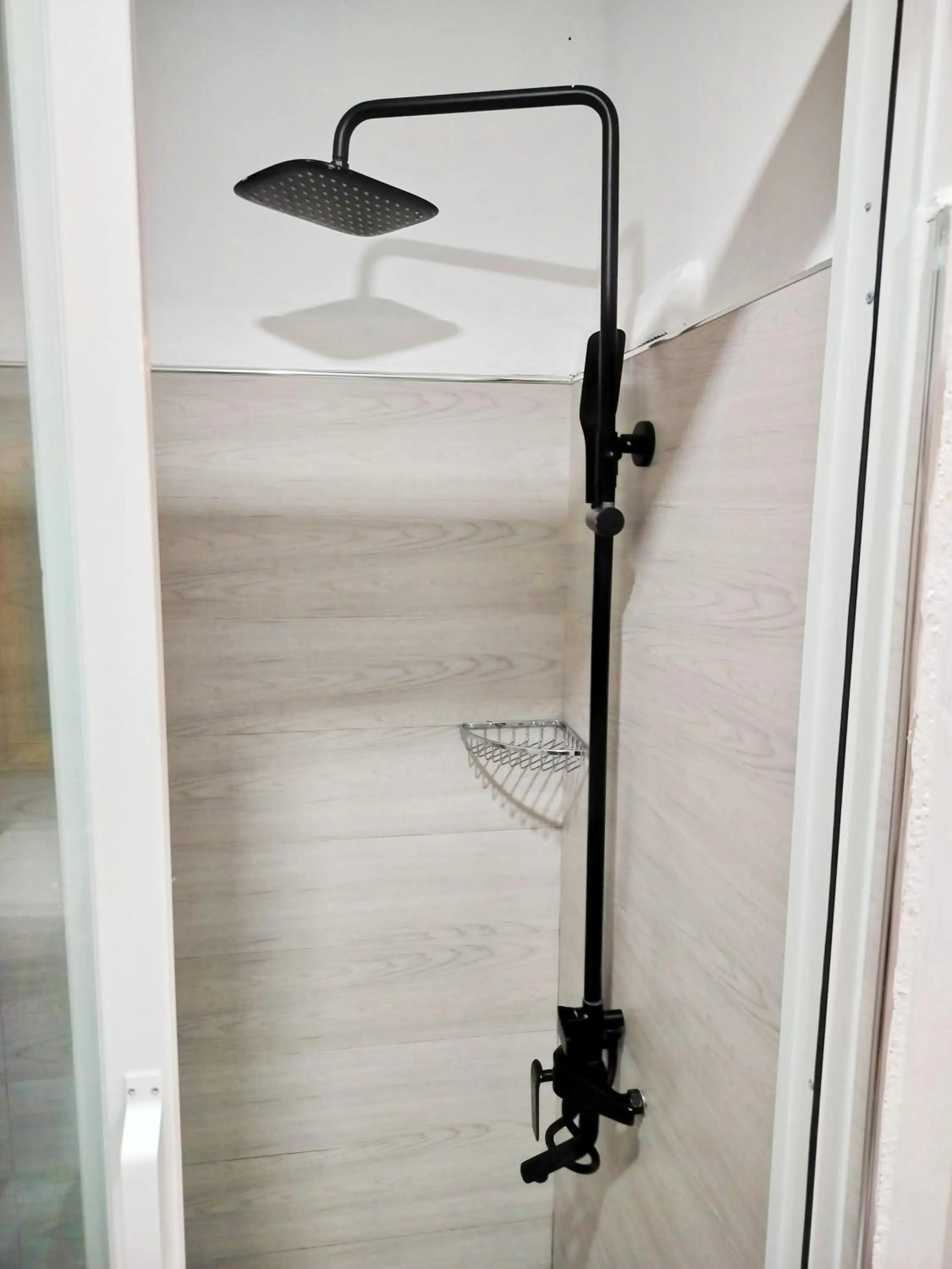 Shower in Swakihan Guest House