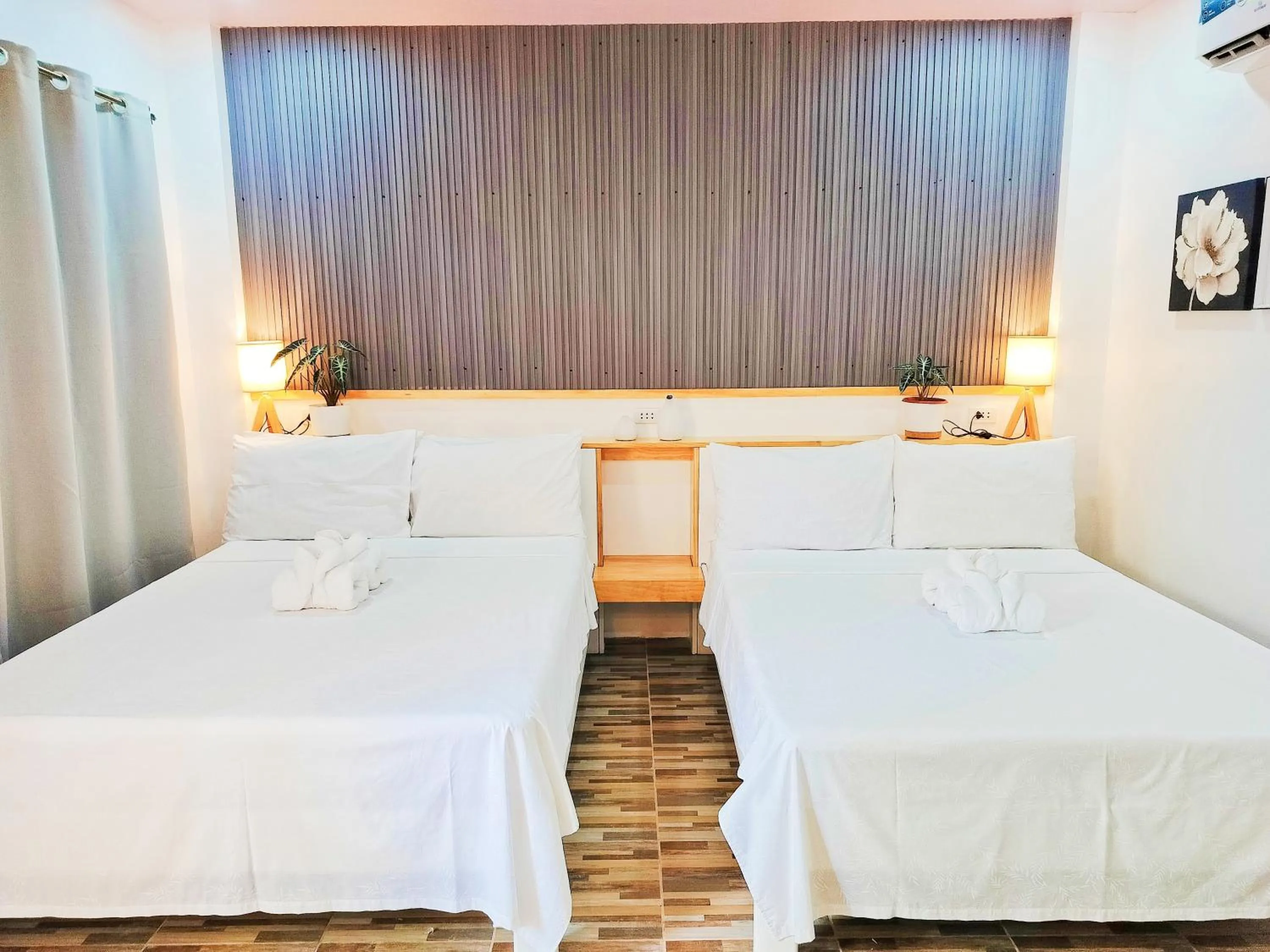 Restaurant/places to eat, Bed in Swakihan Guest House