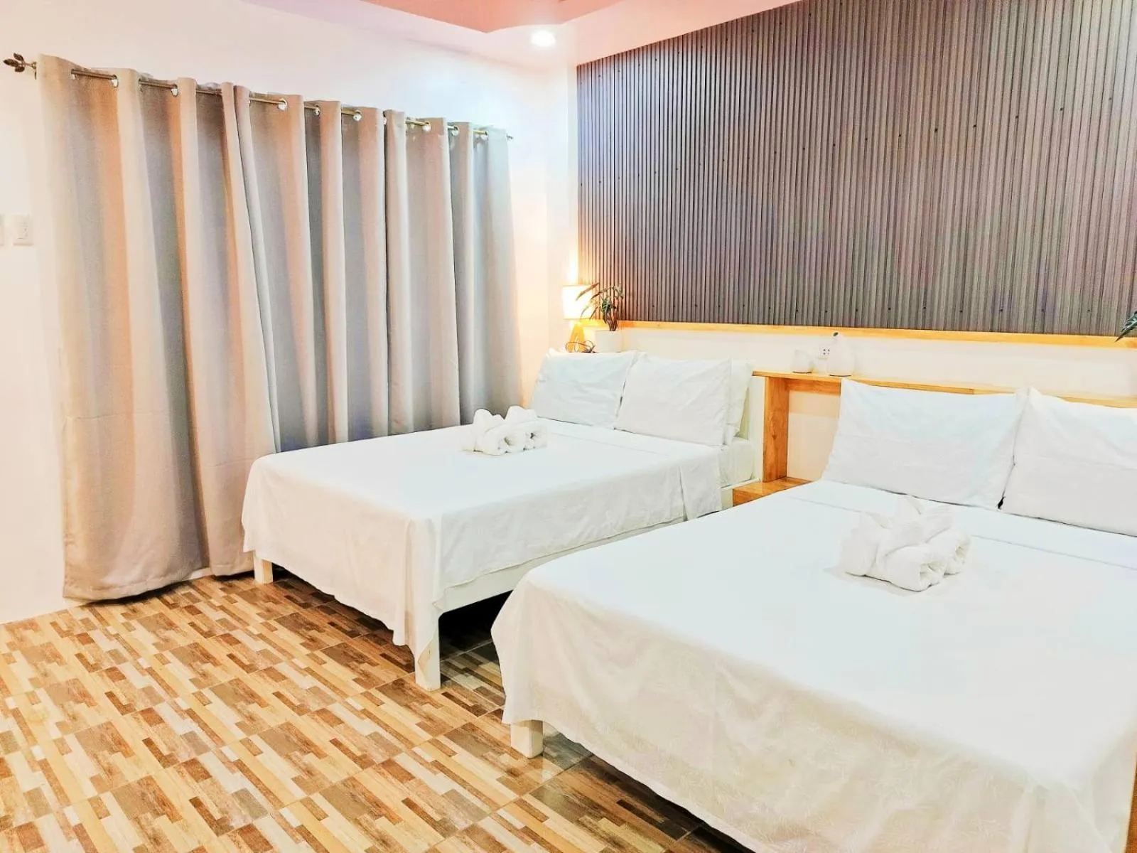 Restaurant/places to eat, Bed in Swakihan Guest House