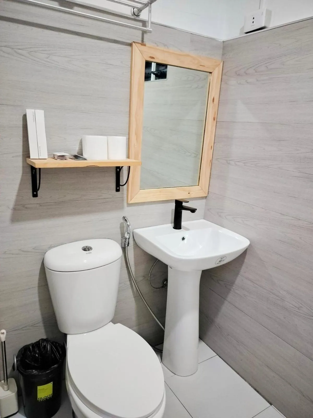 Shower in Swakihan Guest House