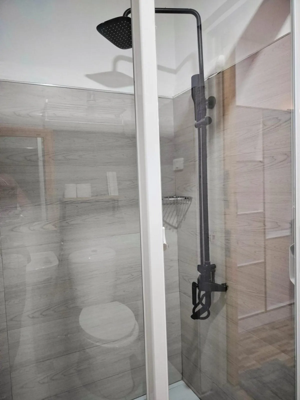 Shower in Swakihan Guest House