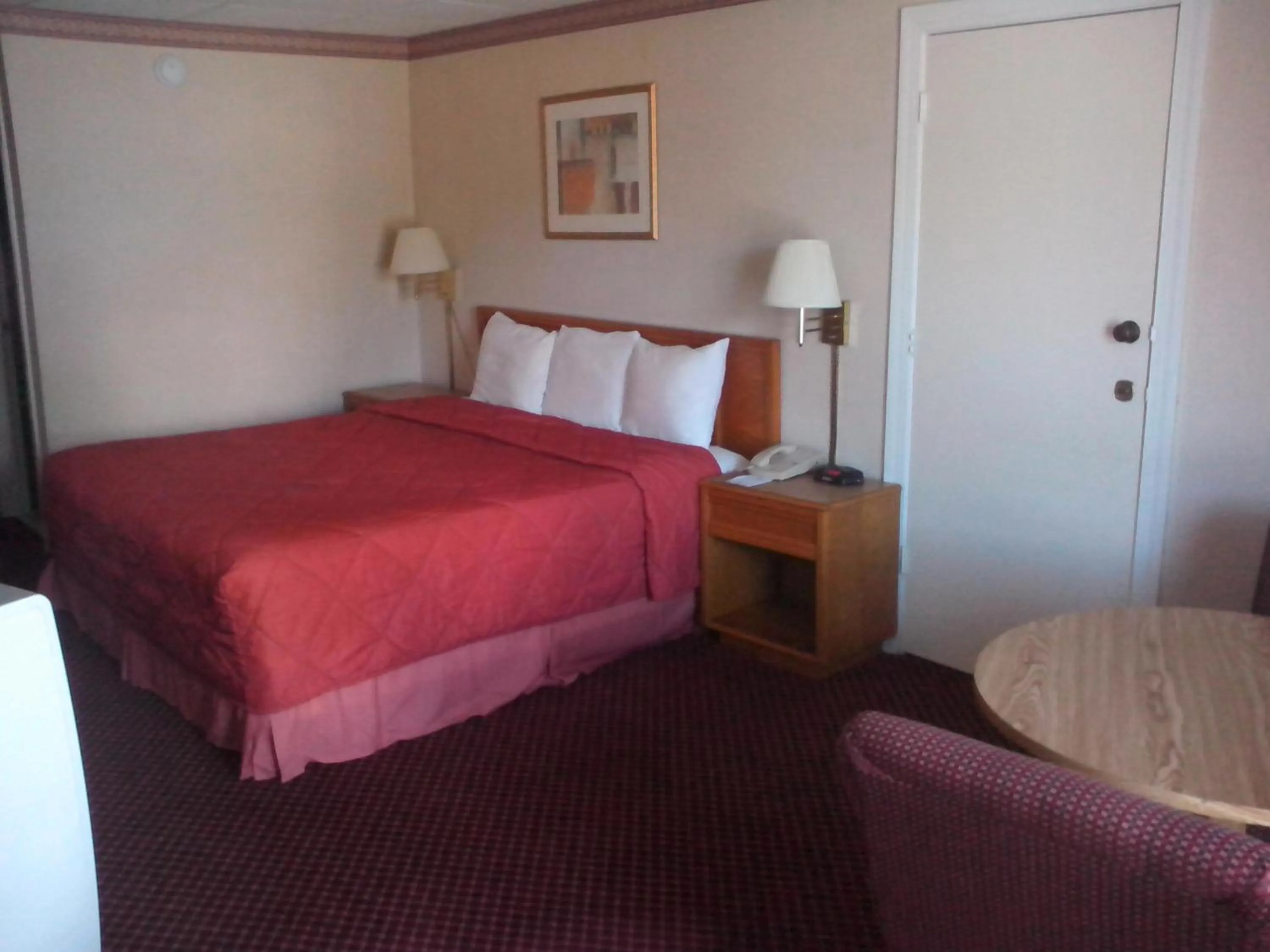 Photo of the whole room, Bed in Regency Inn Richmond