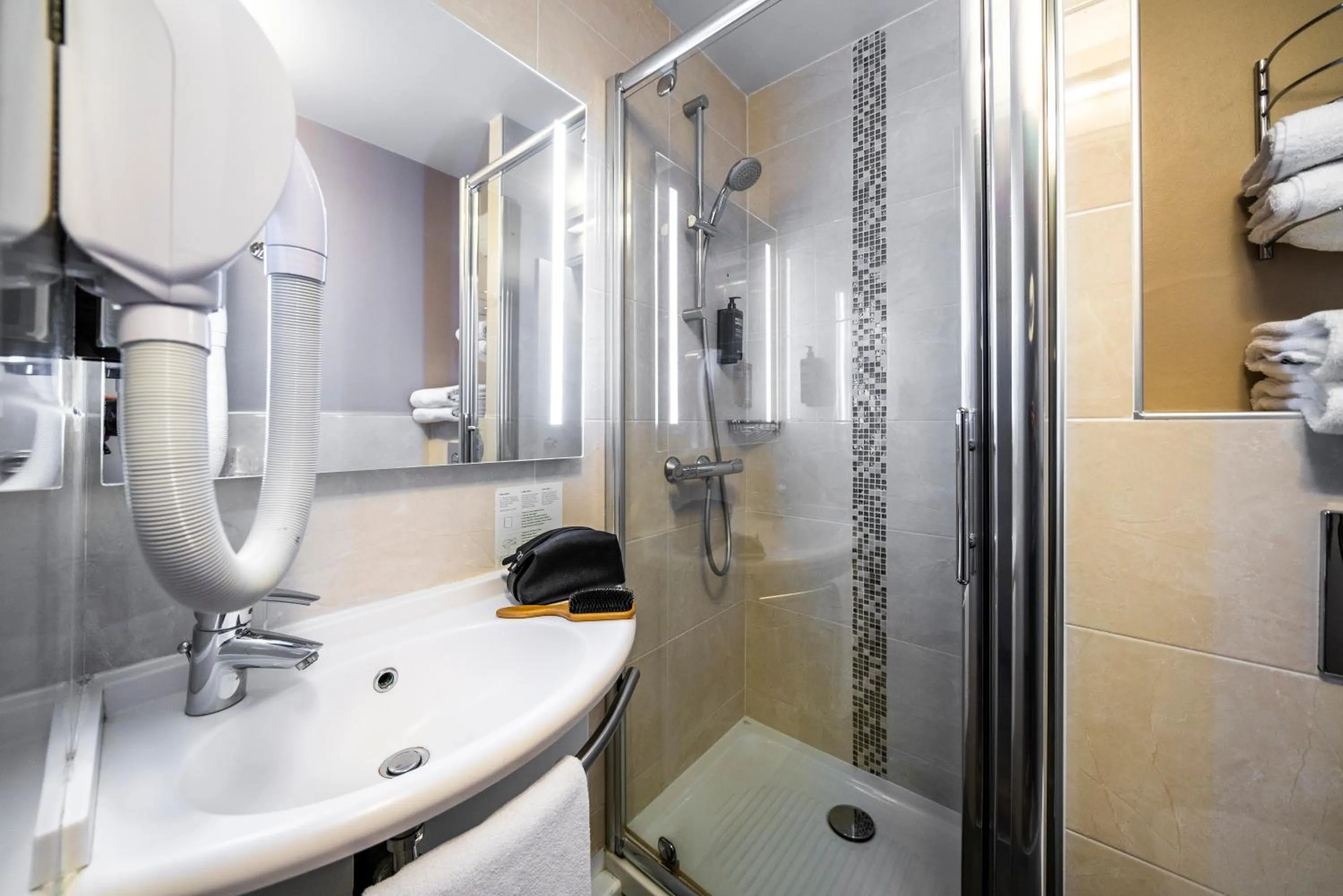 Bathroom in ibis Styles Saint Brieuc Plerin