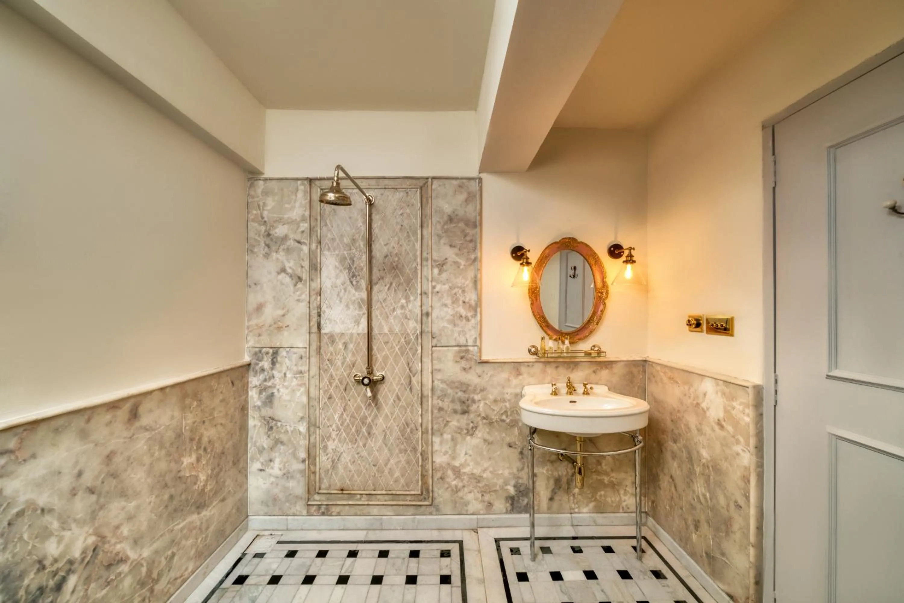 Shower in Clarks Exotica Island House, Portblair