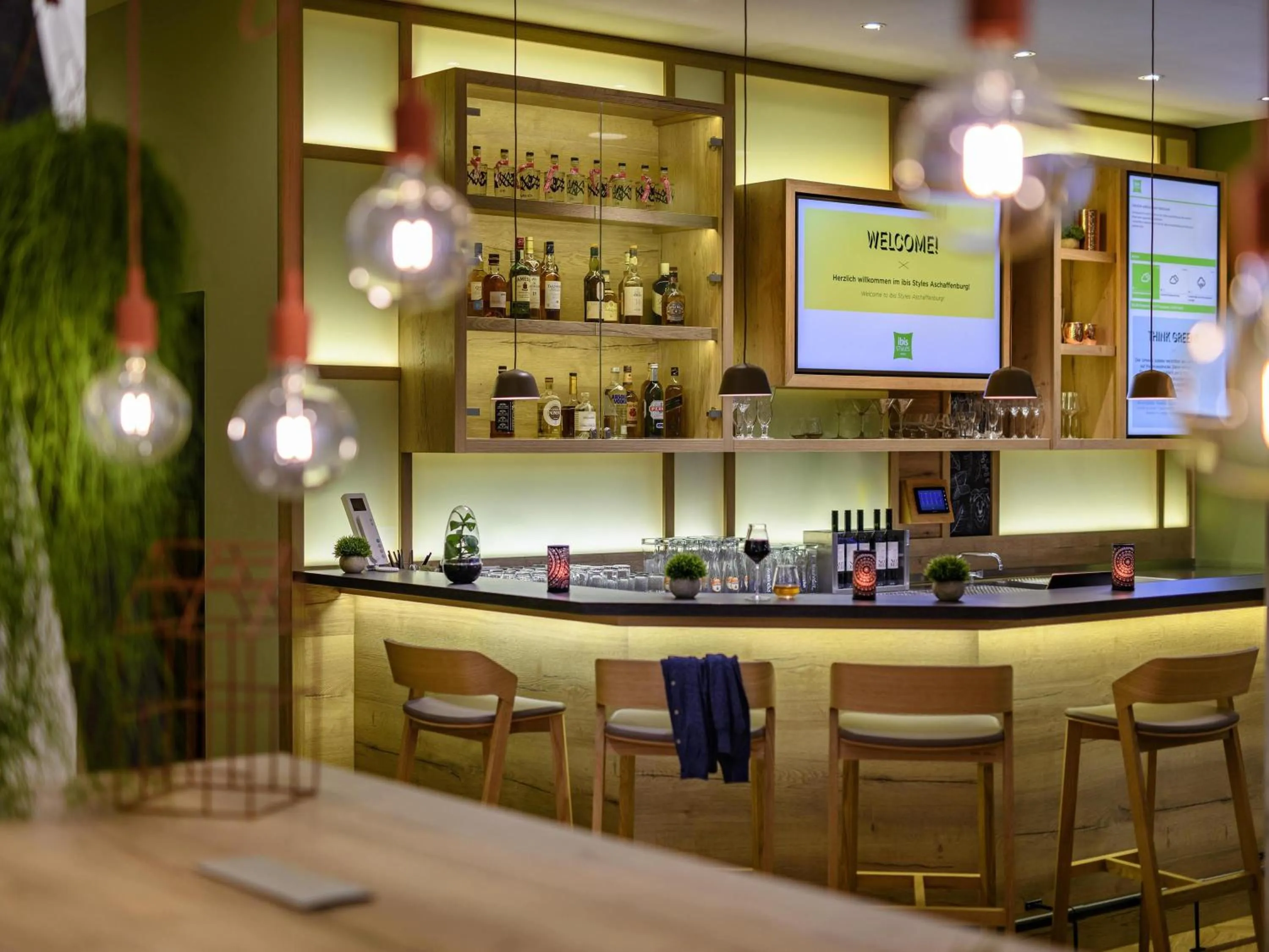 Lounge or bar in Ibis Styles Aschaffenburg