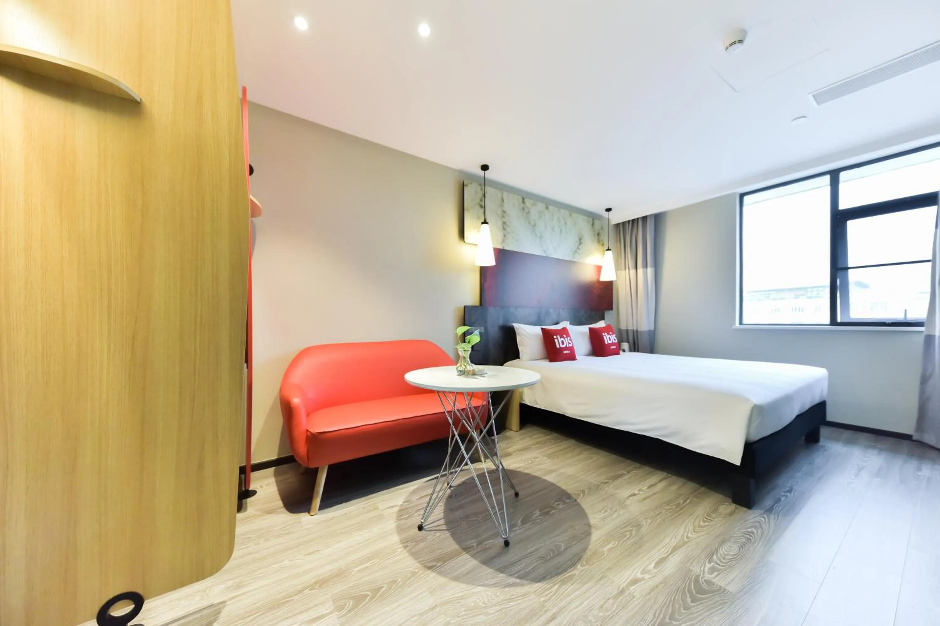 Bed in Ibis Guangzhou Pazhou International Exhibition Center Hotel