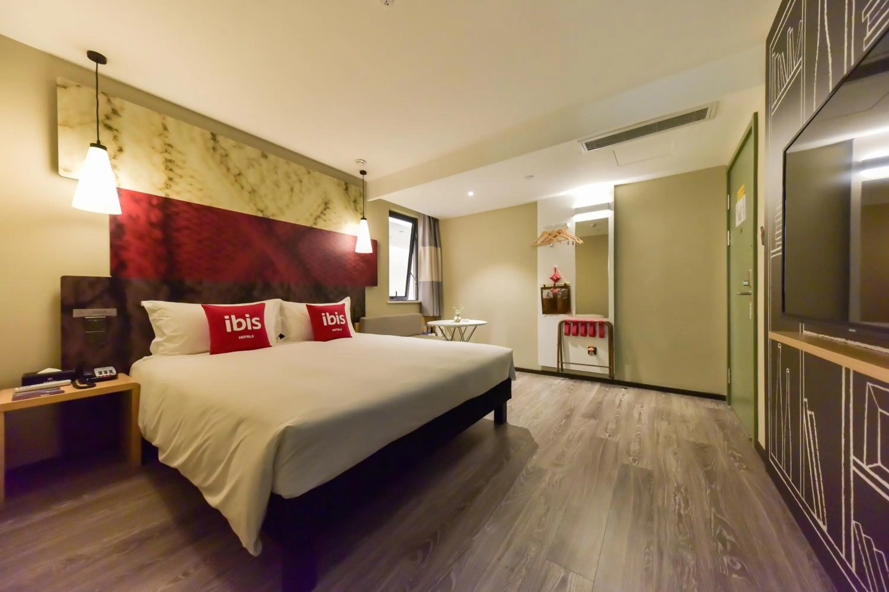 Bed in Ibis Guangzhou Pazhou International Exhibition Center Hotel