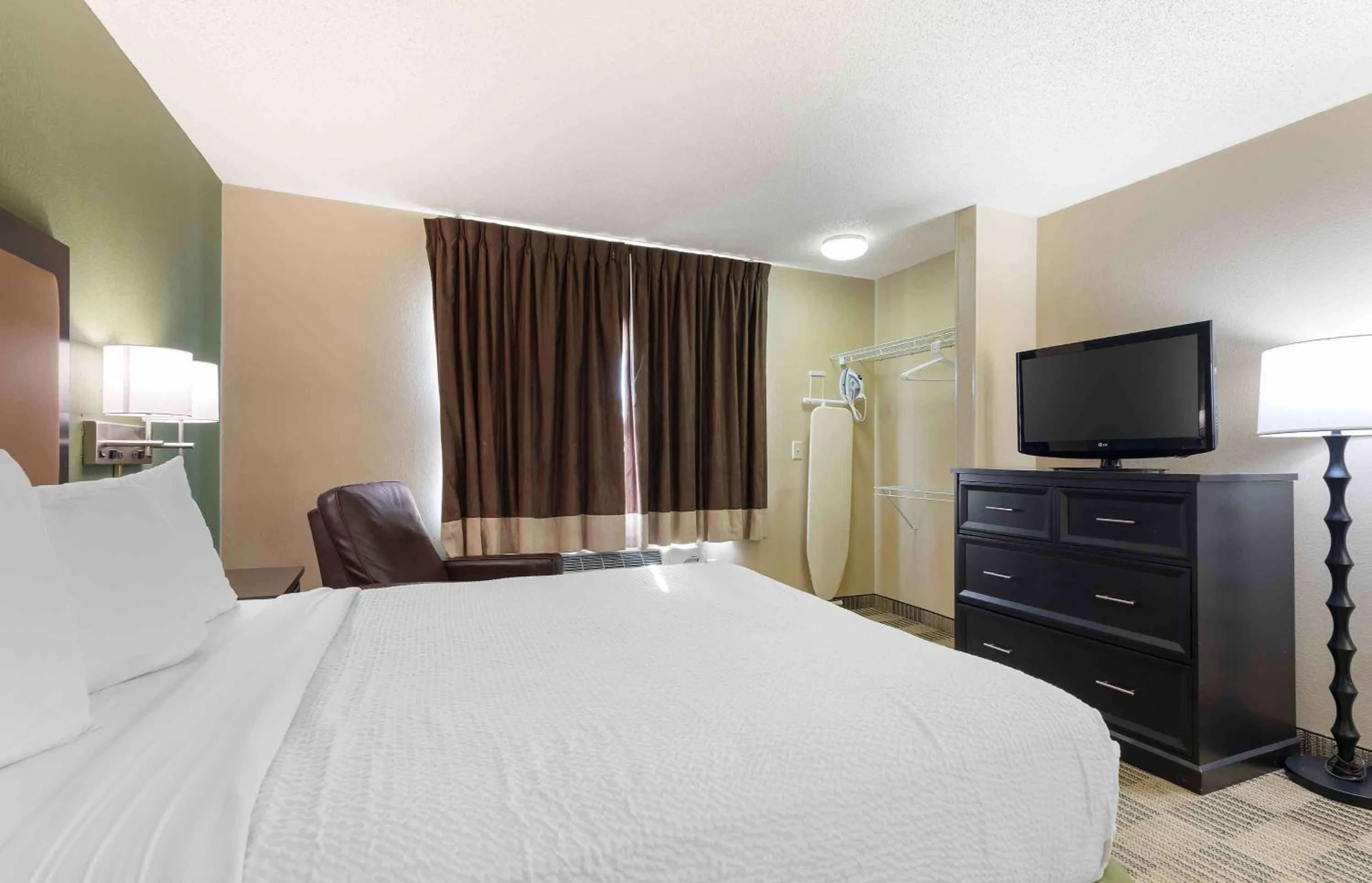 Bedroom, Bed in Extended Stay America Suites - Washington, DC - Gaithersburg - North