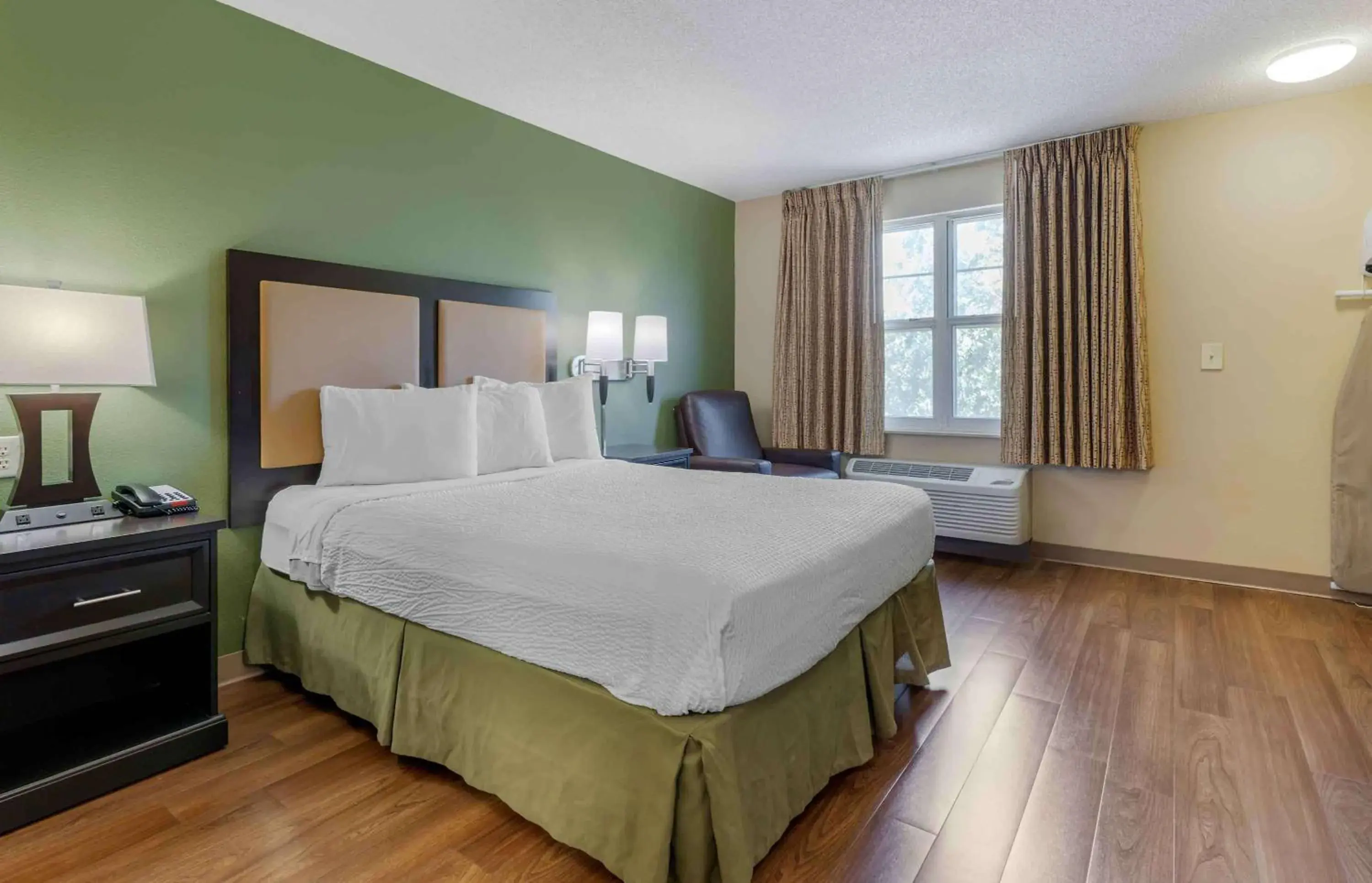 Bedroom, Bed in Extended Stay America Suites - San Jose - Santa Clara Bedroom, Bed in Extended Stay America Suites - San Jose - Santa Clara