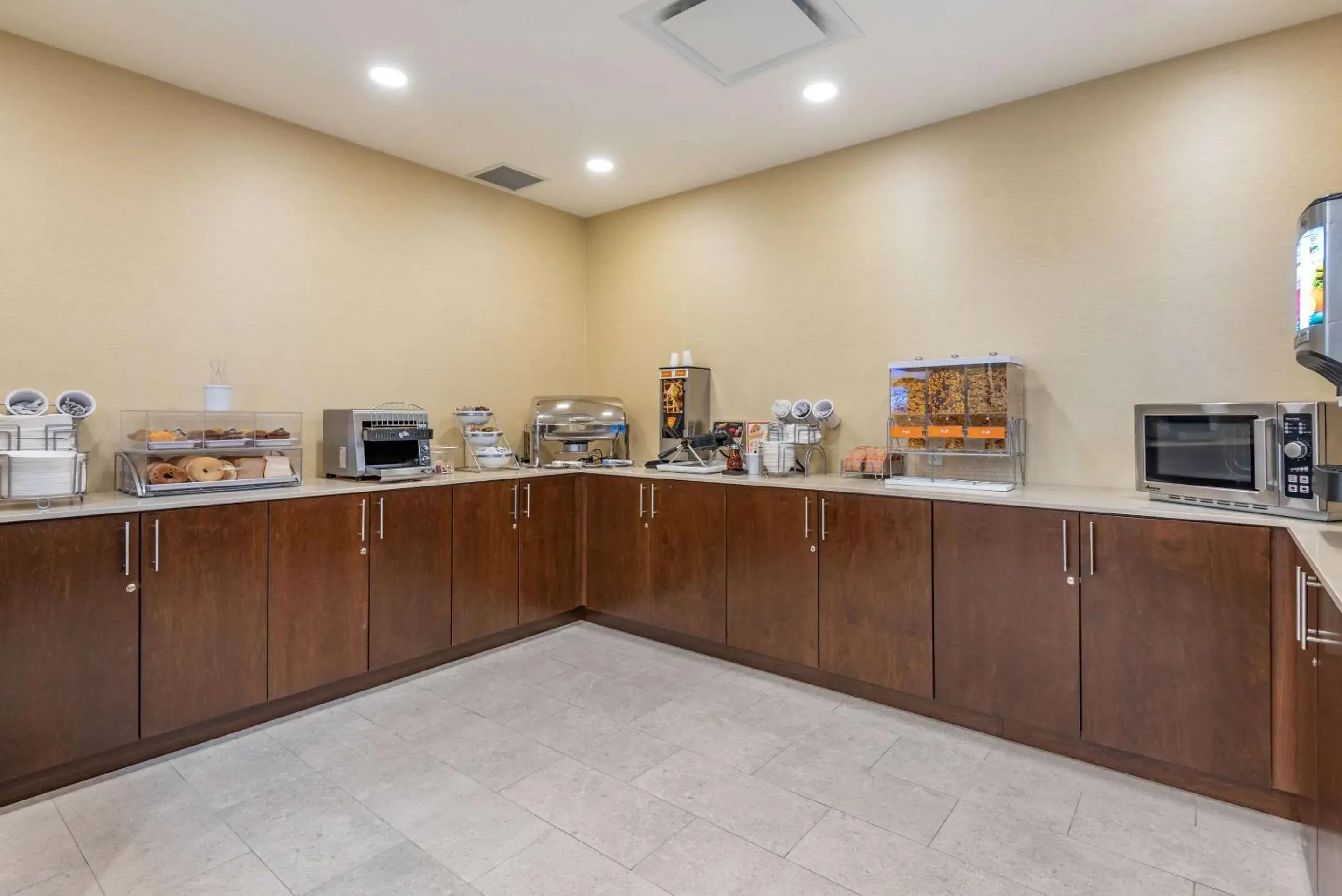 Breakfast in Comfort Inn & Suites Breakfast in Comfort Inn & Suites