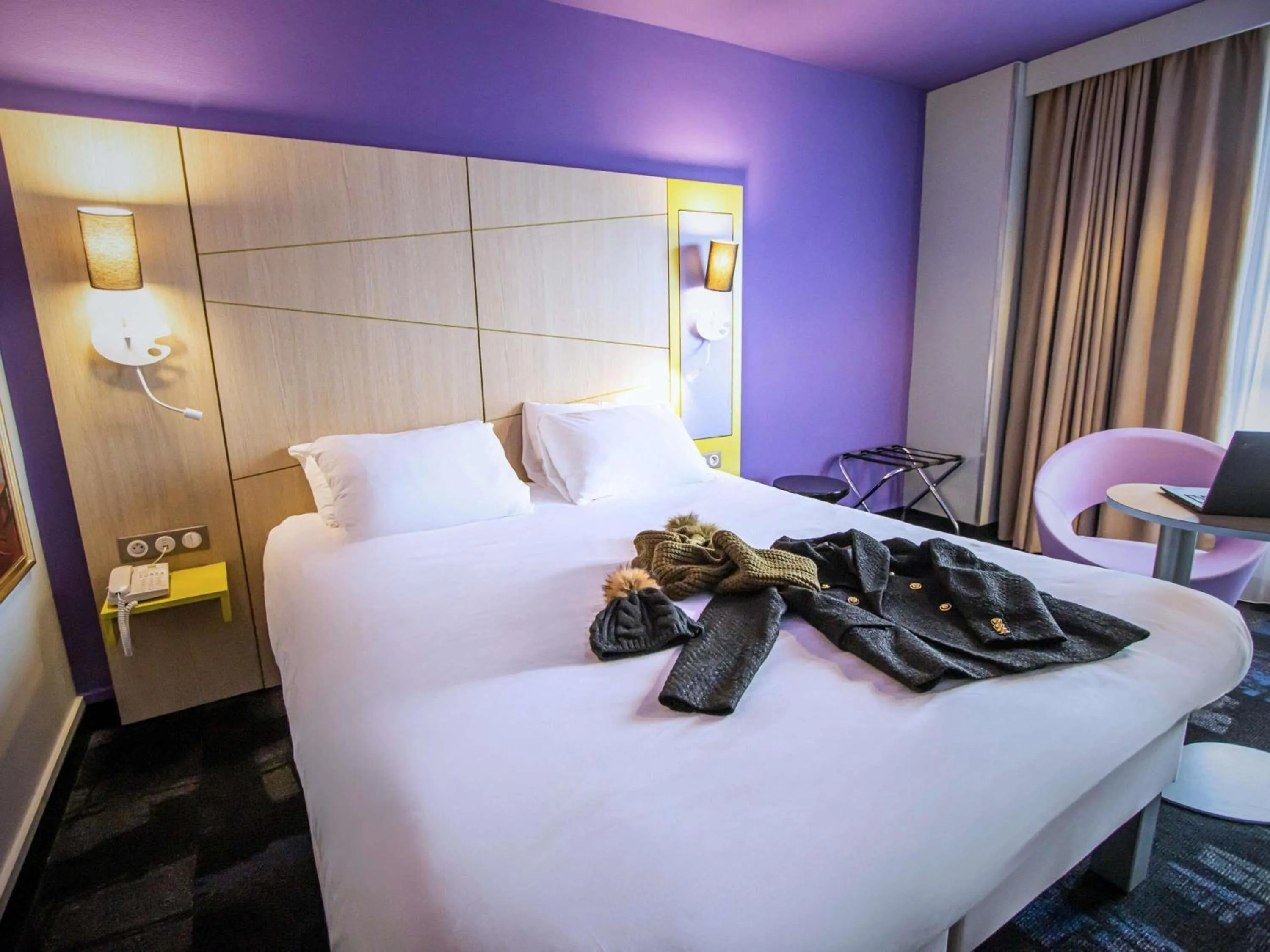 Bedroom, Bed in ibis Styles Honfleur Centre Historique
