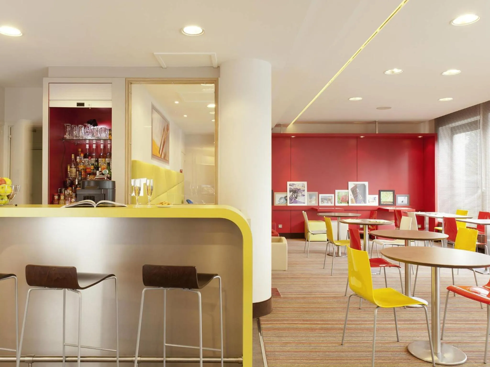 Lounge or bar in ibis Styles Honfleur Centre Historique