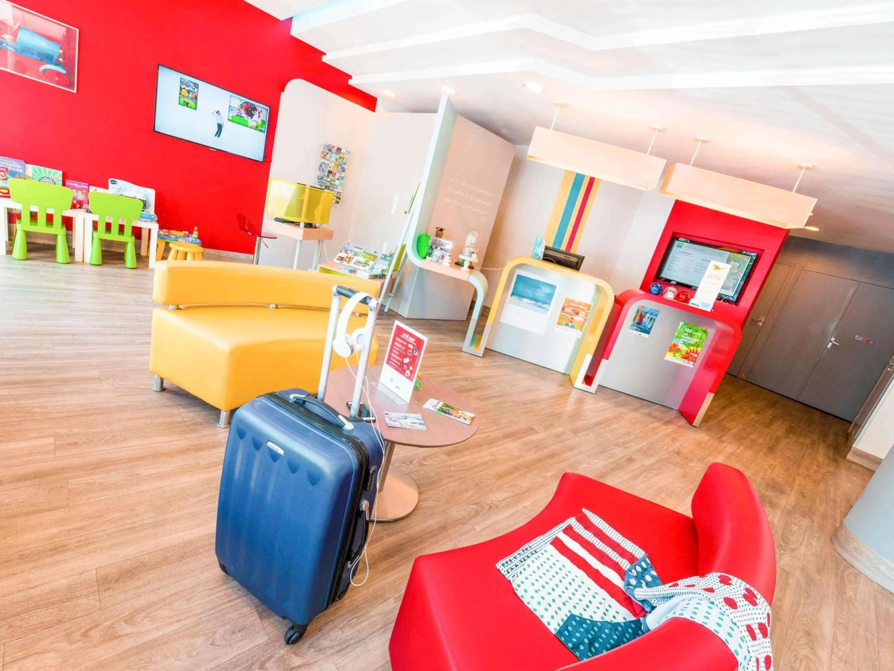 Lounge or bar in ibis Styles Honfleur Centre Historique