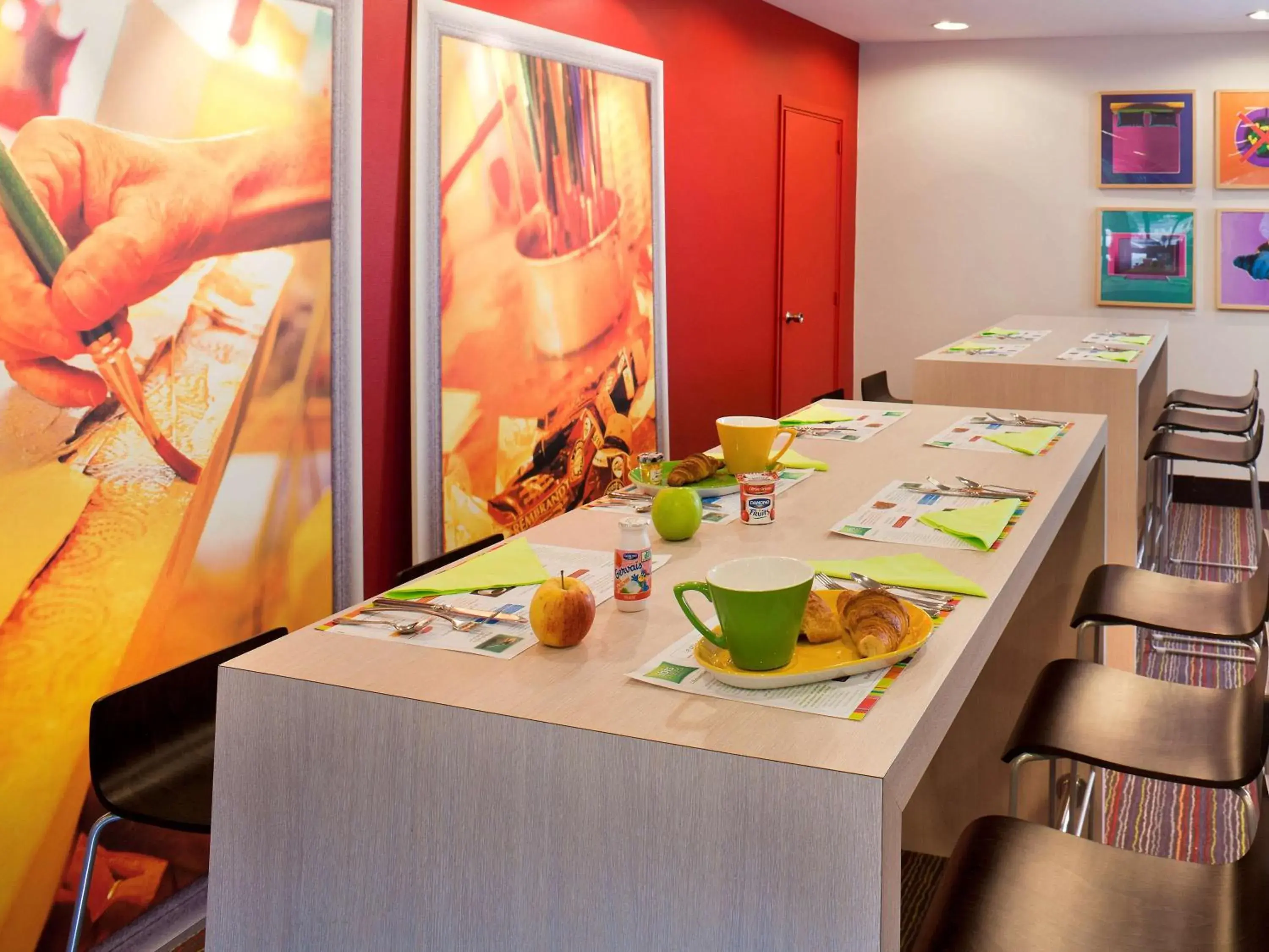 Lounge or bar in ibis Styles Honfleur Centre Historique Lounge or bar in ibis Styles Honfleur Centre Historique