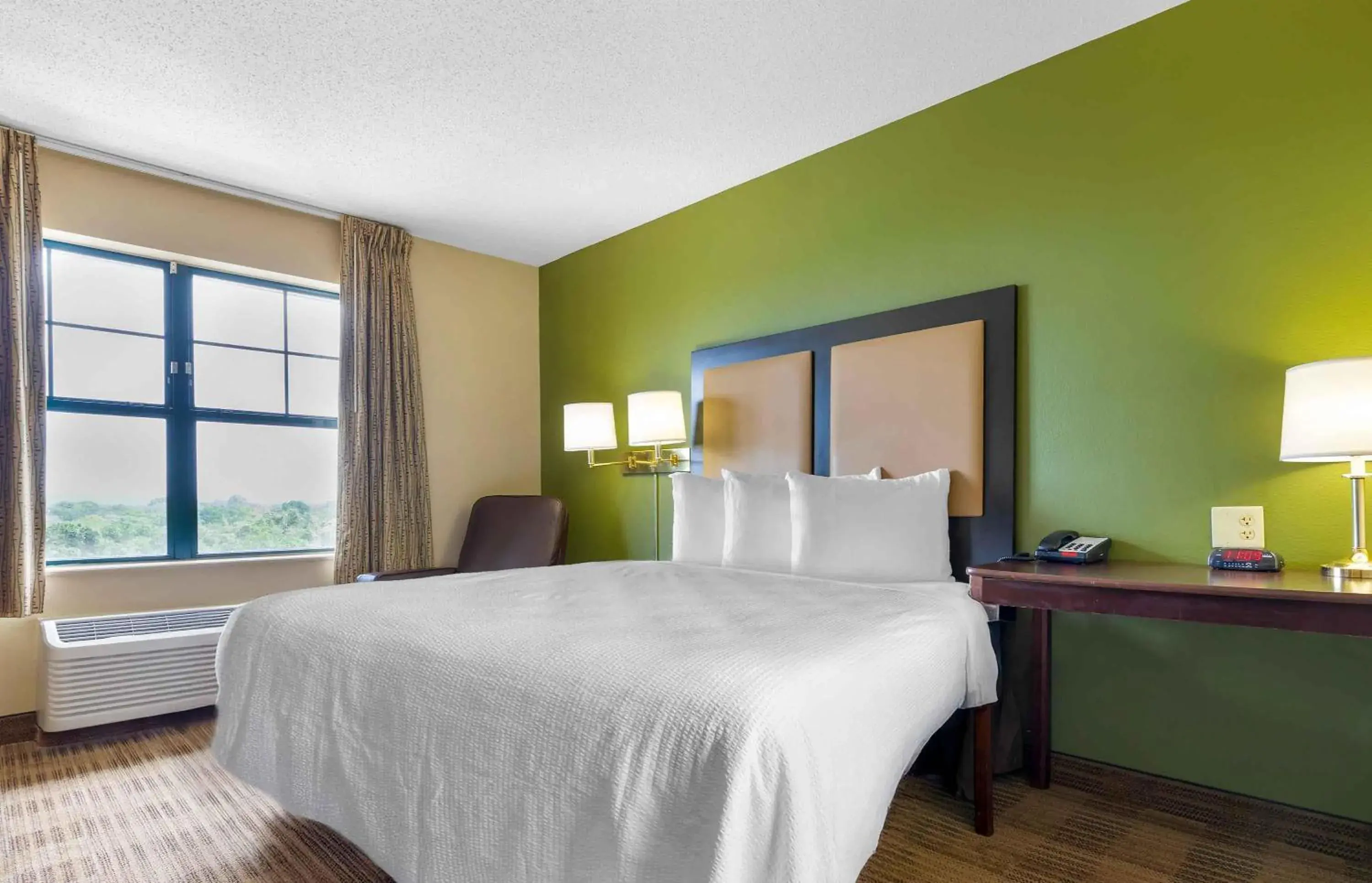 Bedroom, Bed in Extended Stay America Suites - Foxboro - Norton Bedroom, Bed in Extended Stay America Suites - Foxboro - Norton