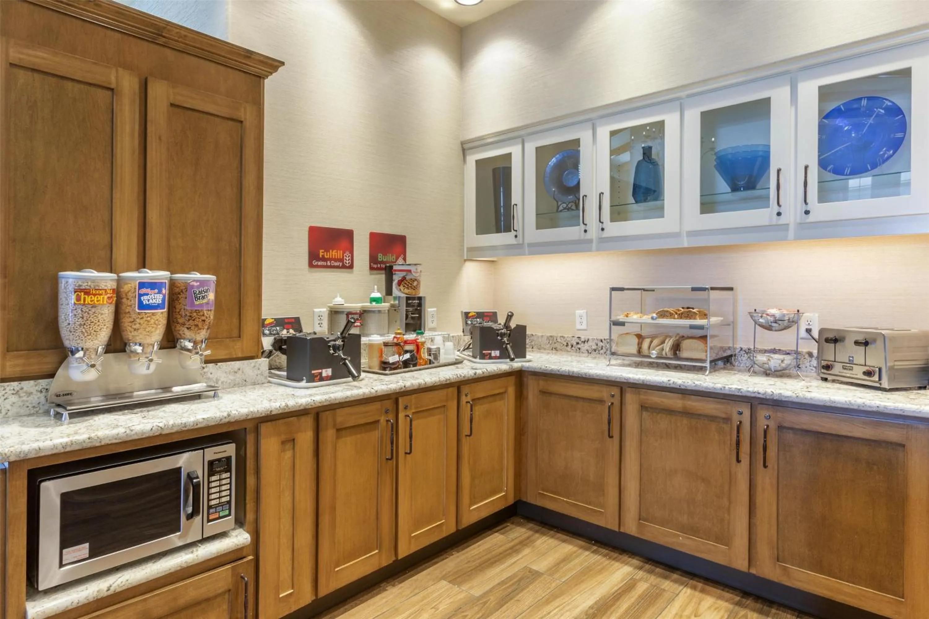 Breakfast in Best Western Plus A Wayfarer's Inn & Suites