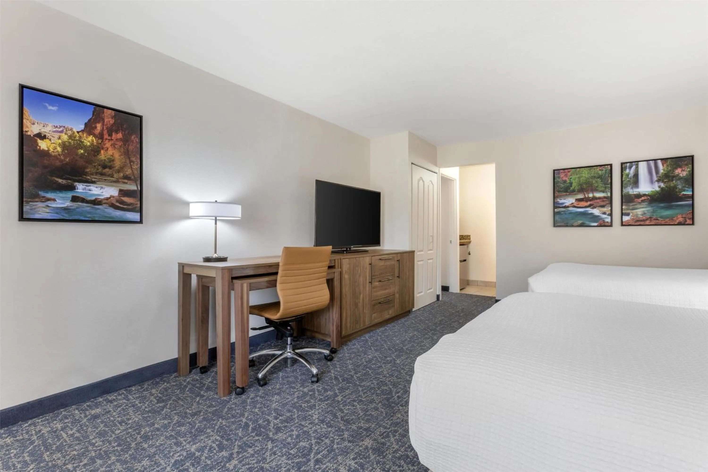 Photo of the whole room, Bed in Best Western Plus A Wayfarer's Inn & Suites