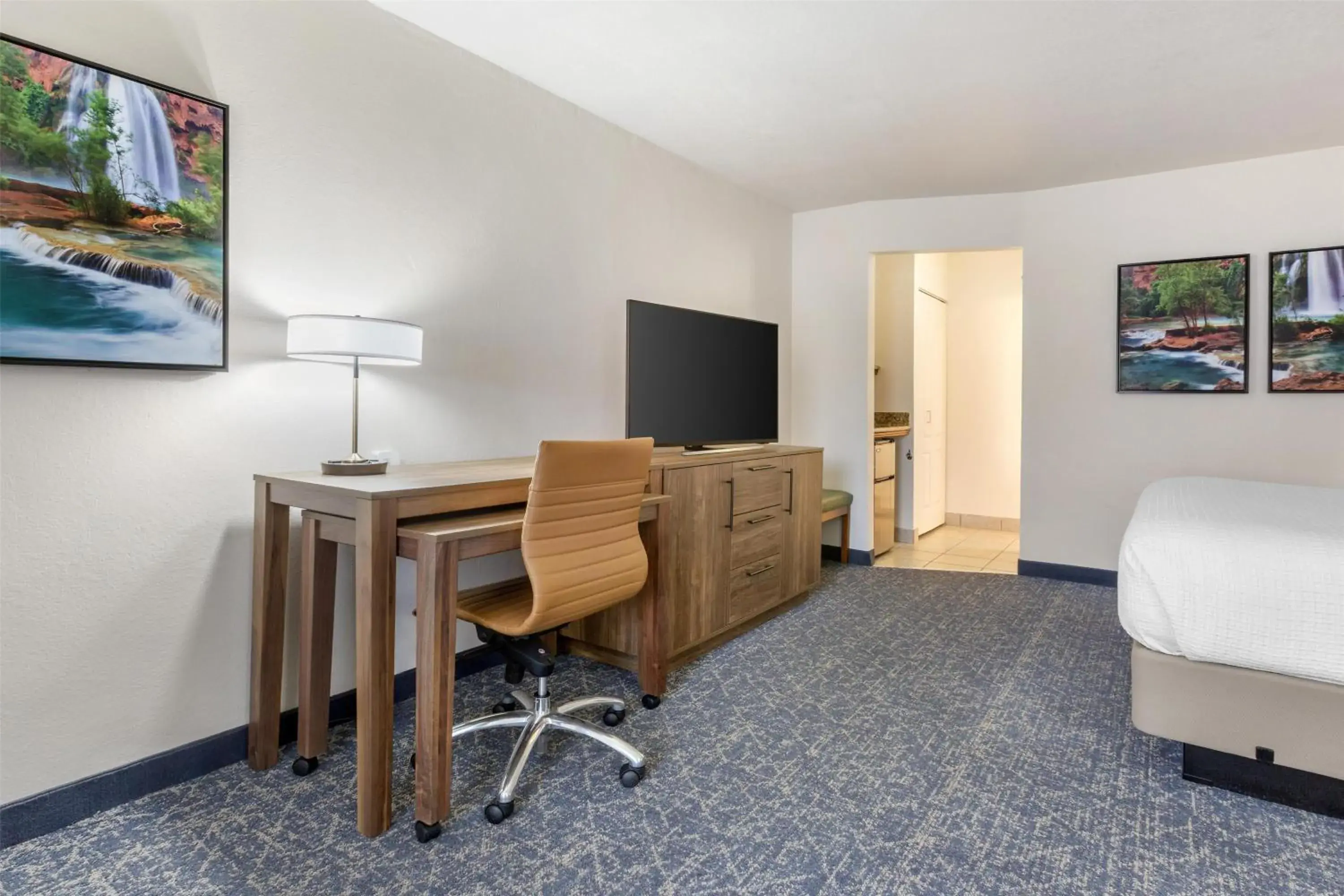 Photo of the whole room in Best Western Plus A Wayfarer's Inn & Suites Photo of the whole room in Best Western Plus A Wayfarer's Inn & Suites